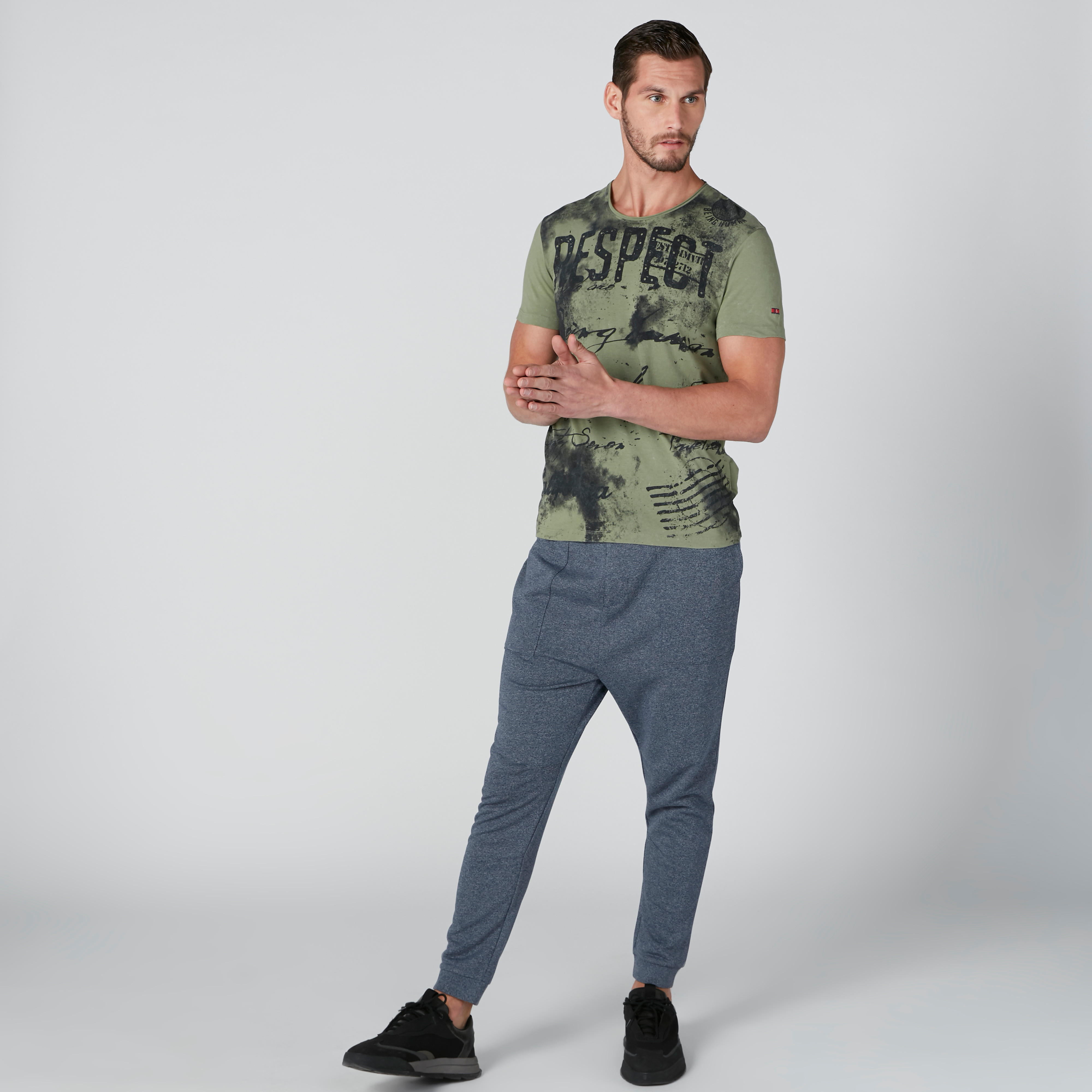 بنطال رياضي برباط وجيوب-men-clothing-bottoms-joggers-image-1