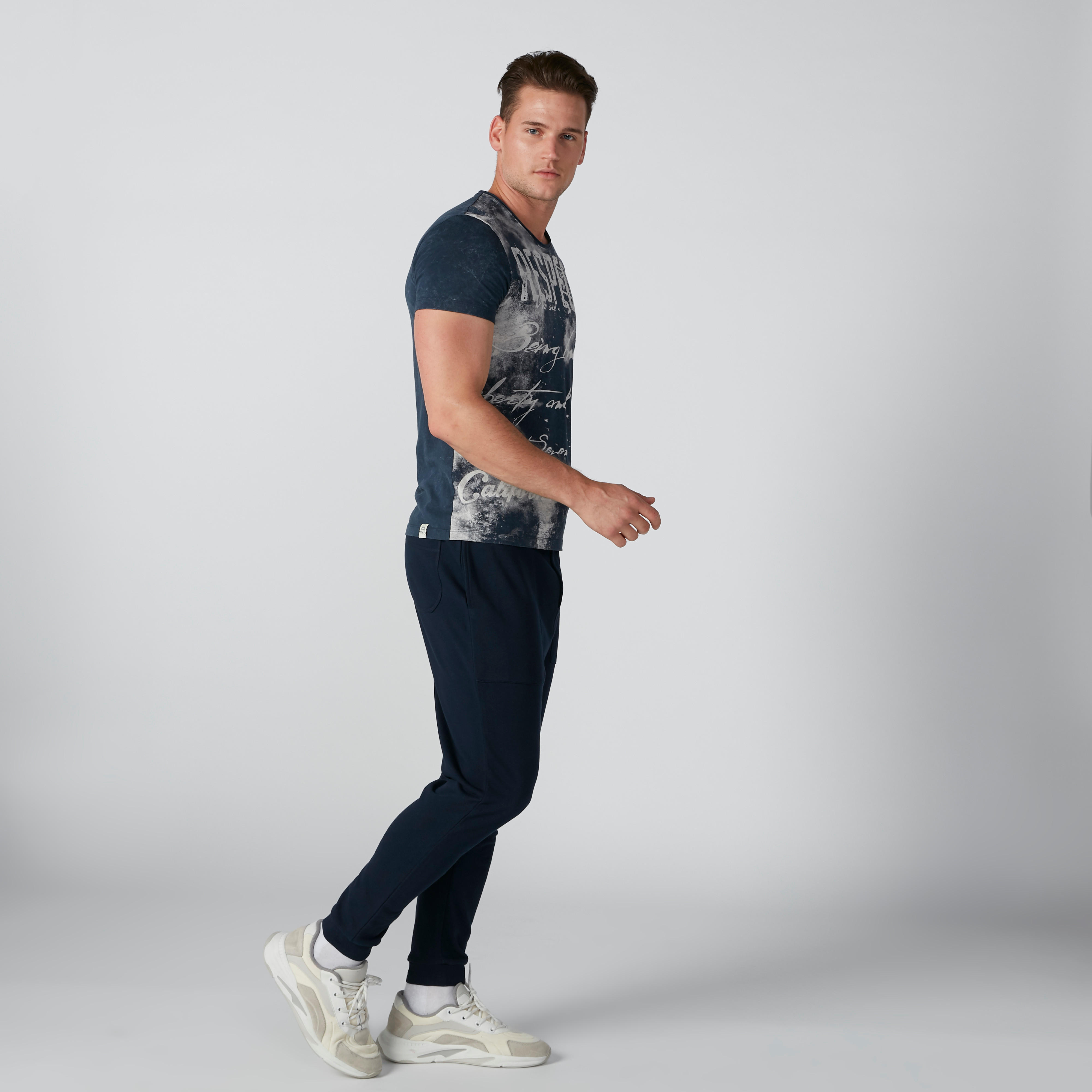 بنطلون رياضي مستدام برباط وجيوب -men-clothing-bottoms-joggers-image-1