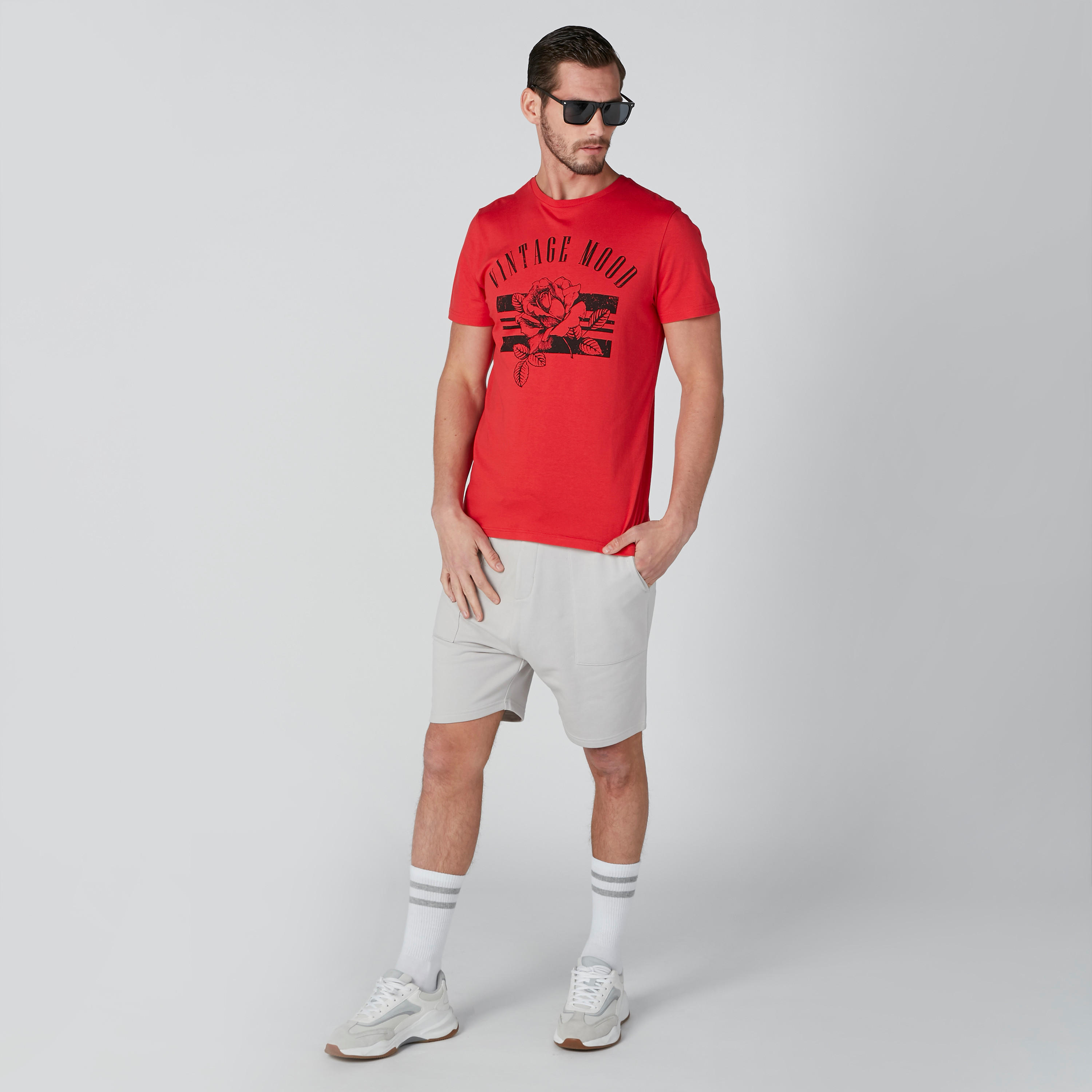 تيشيرت بطبعات وياقة مستديرة وأكمام قصيرة-men-clothing-tshirtsandpolos-tshirts-image-3
