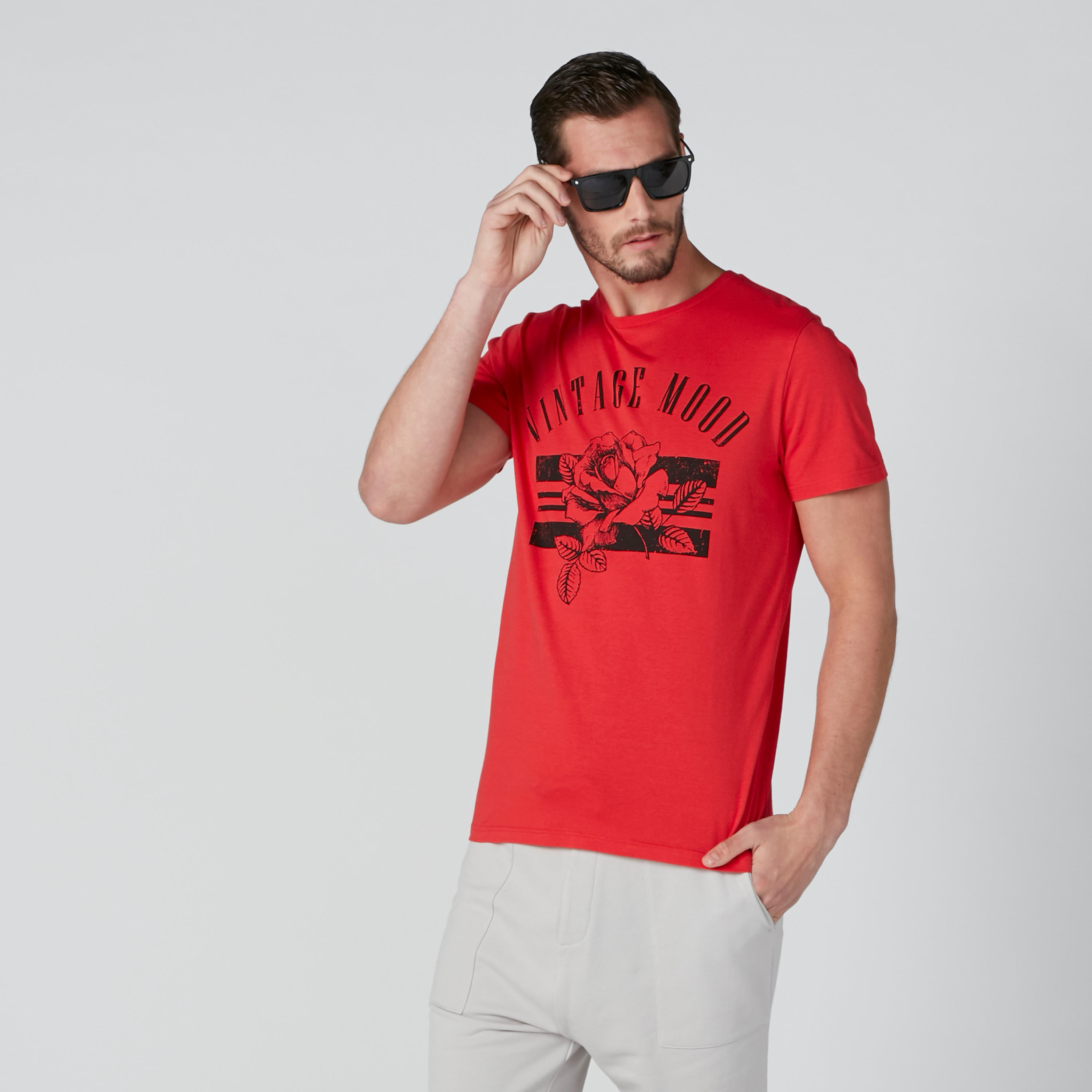 تيشيرت بطبعات وياقة مستديرة وأكمام قصيرة-men-clothing-tshirtsandpolos-tshirts-image-4