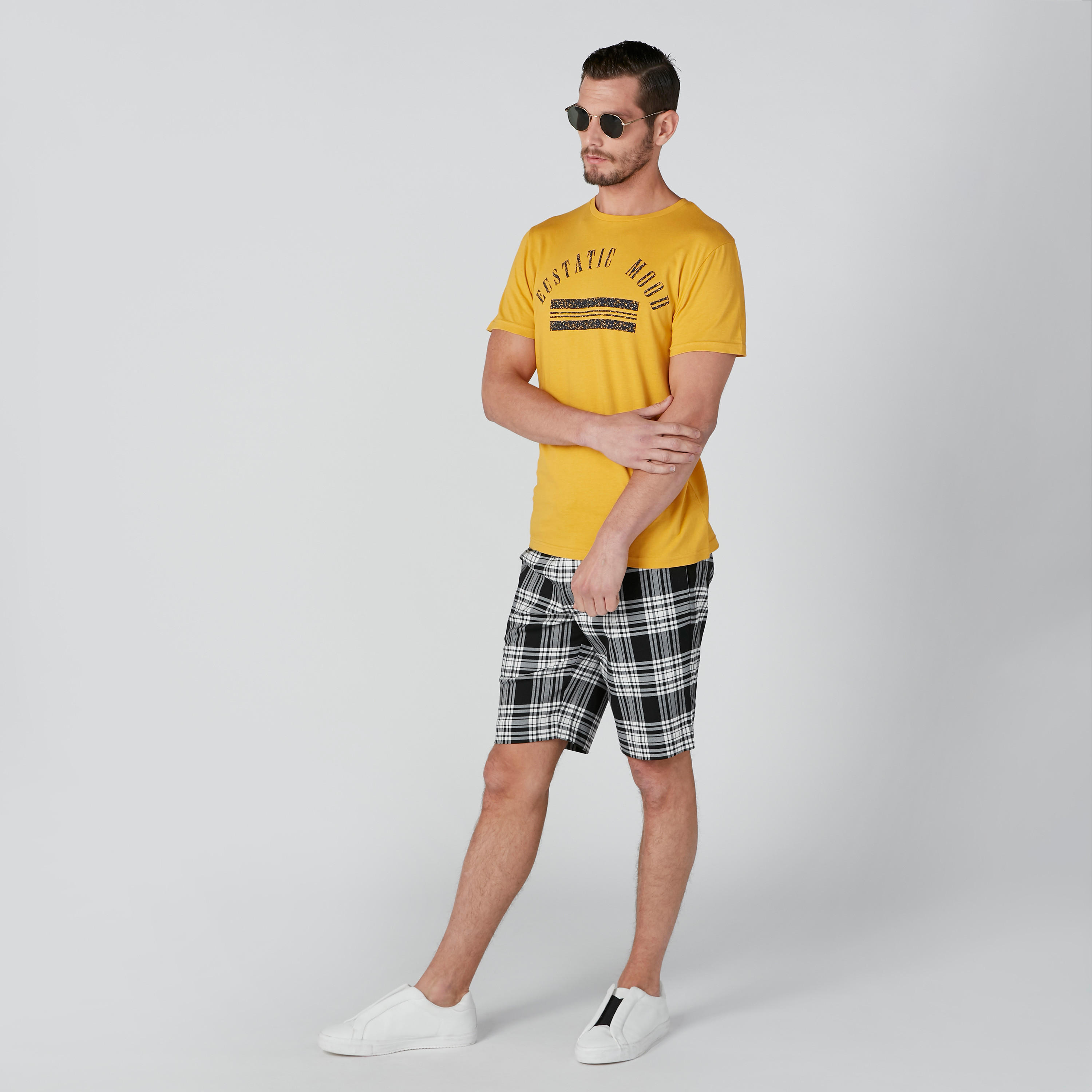 تيشيرت بطبعات وياقة مستديرة وأكمام قصيرة-men-clothing-tshirtsandpolos-tshirts-image-3