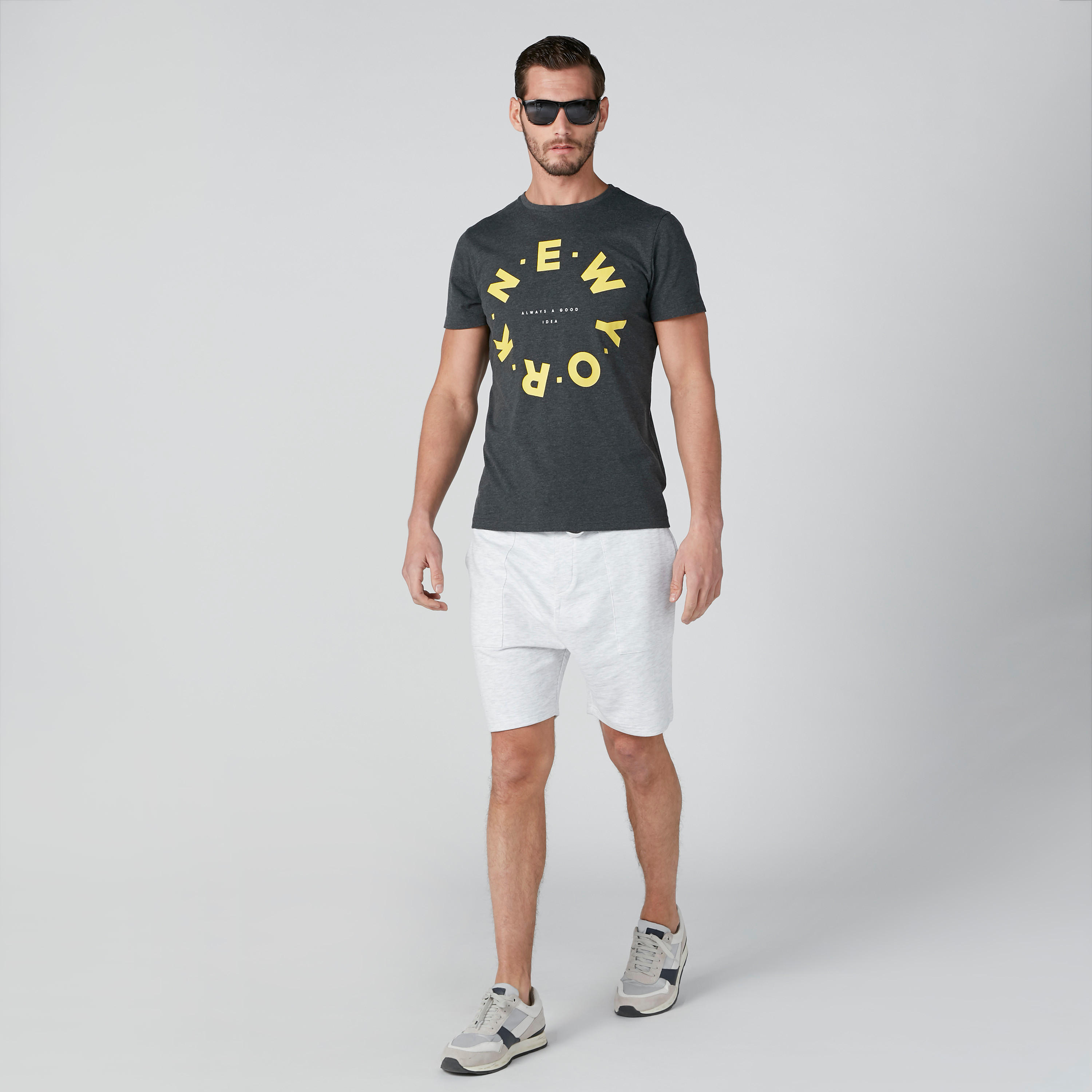 تيشيرت بياقة مستديرة وأكمام قصيرة وطبعات-men-clothing-tshirtsandpolos-tshirts-image-1