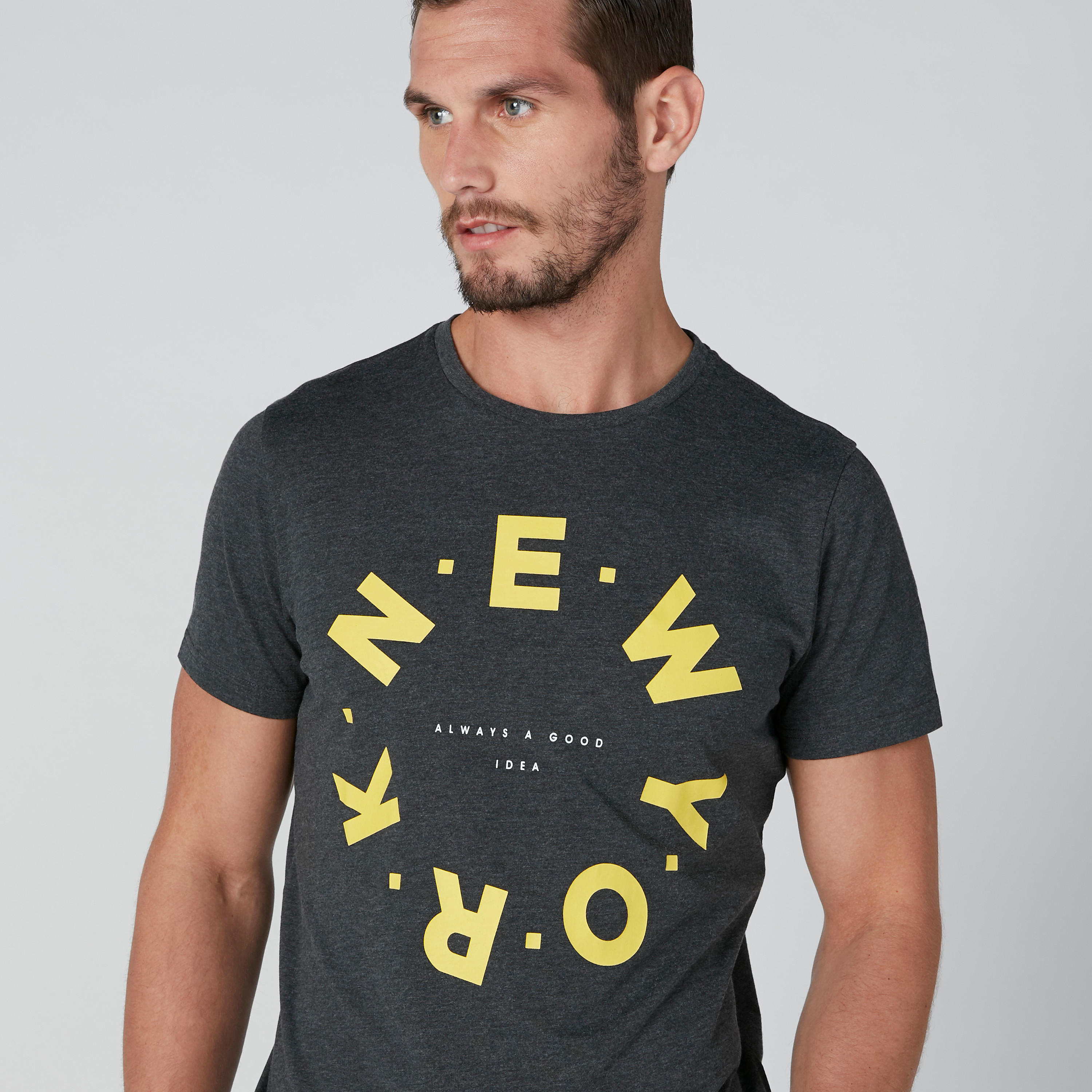تيشيرت بياقة مستديرة وأكمام قصيرة وطبعات-men-clothing-tshirtsandpolos-tshirts-image-4