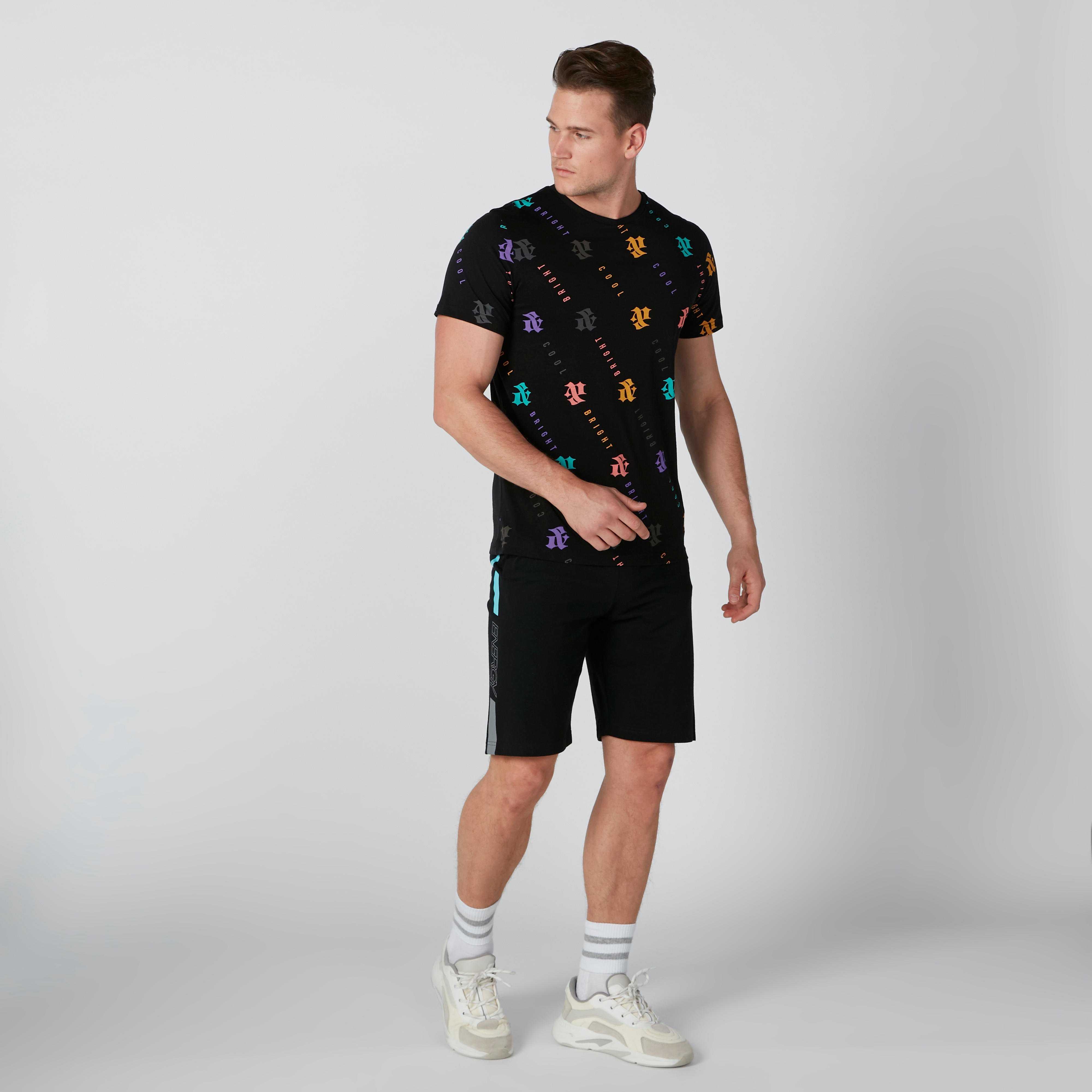 تيشيرت بياقة مستديرة وأكمام قصيرة وطبعات-men-clothing-tshirtsandpolos-tshirts-image-1