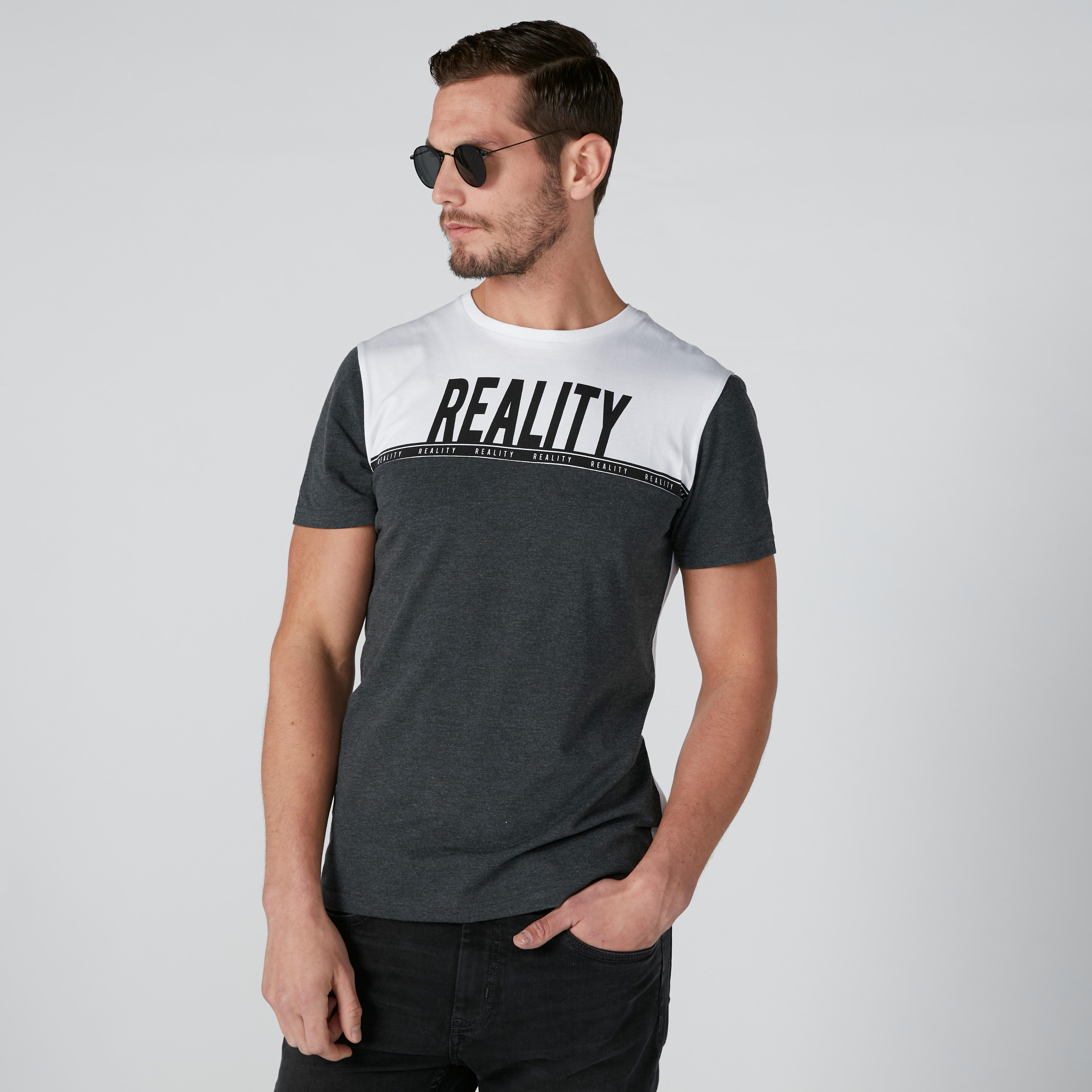 تيشيرت بياقة ضيقة وأكمام قصيرة وطبعات-men-clothing-tshirtsandpolos-tshirts-image-1