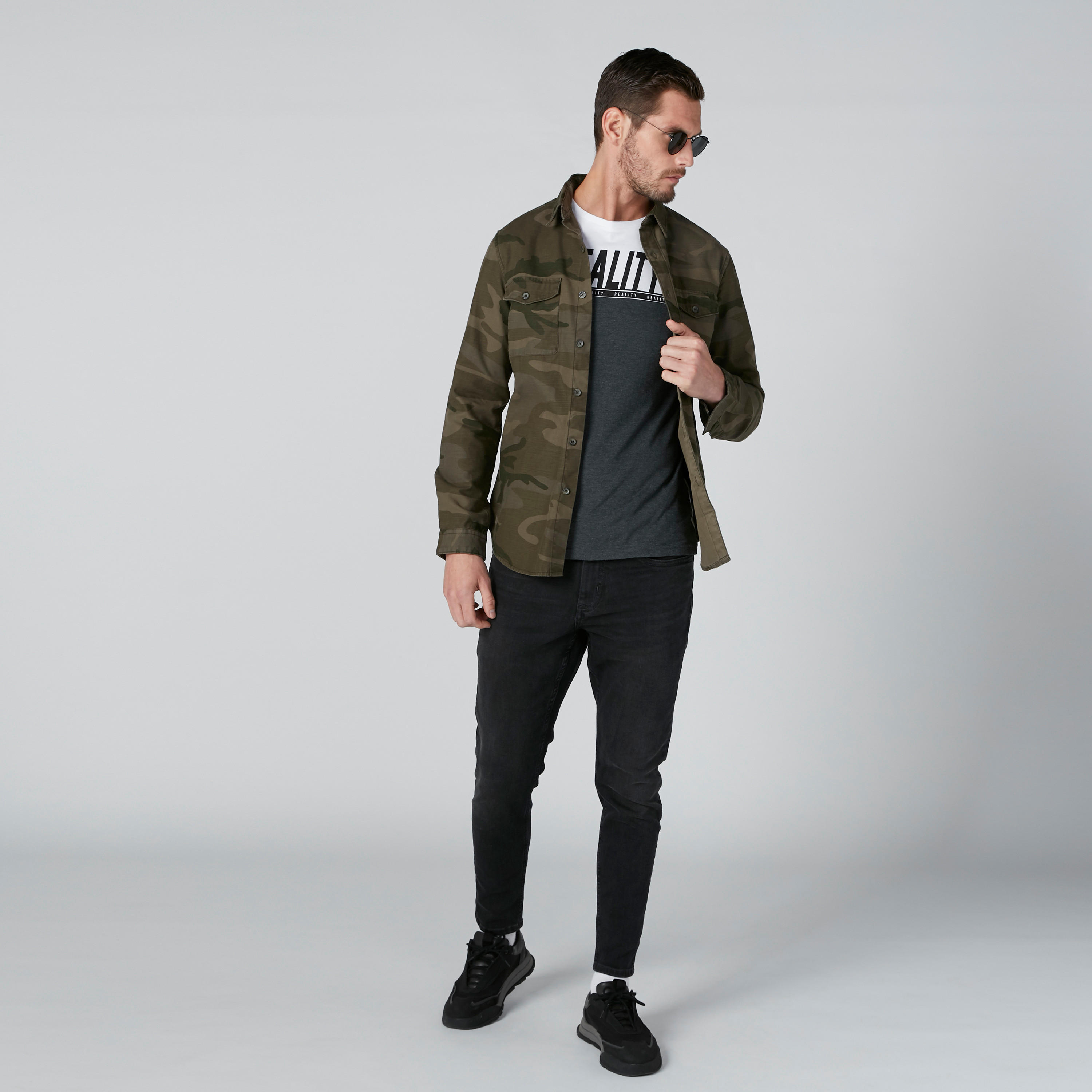 تيشيرت بياقة ضيقة وأكمام قصيرة وطبعات-men-clothing-tshirtsandpolos-tshirts-image-2