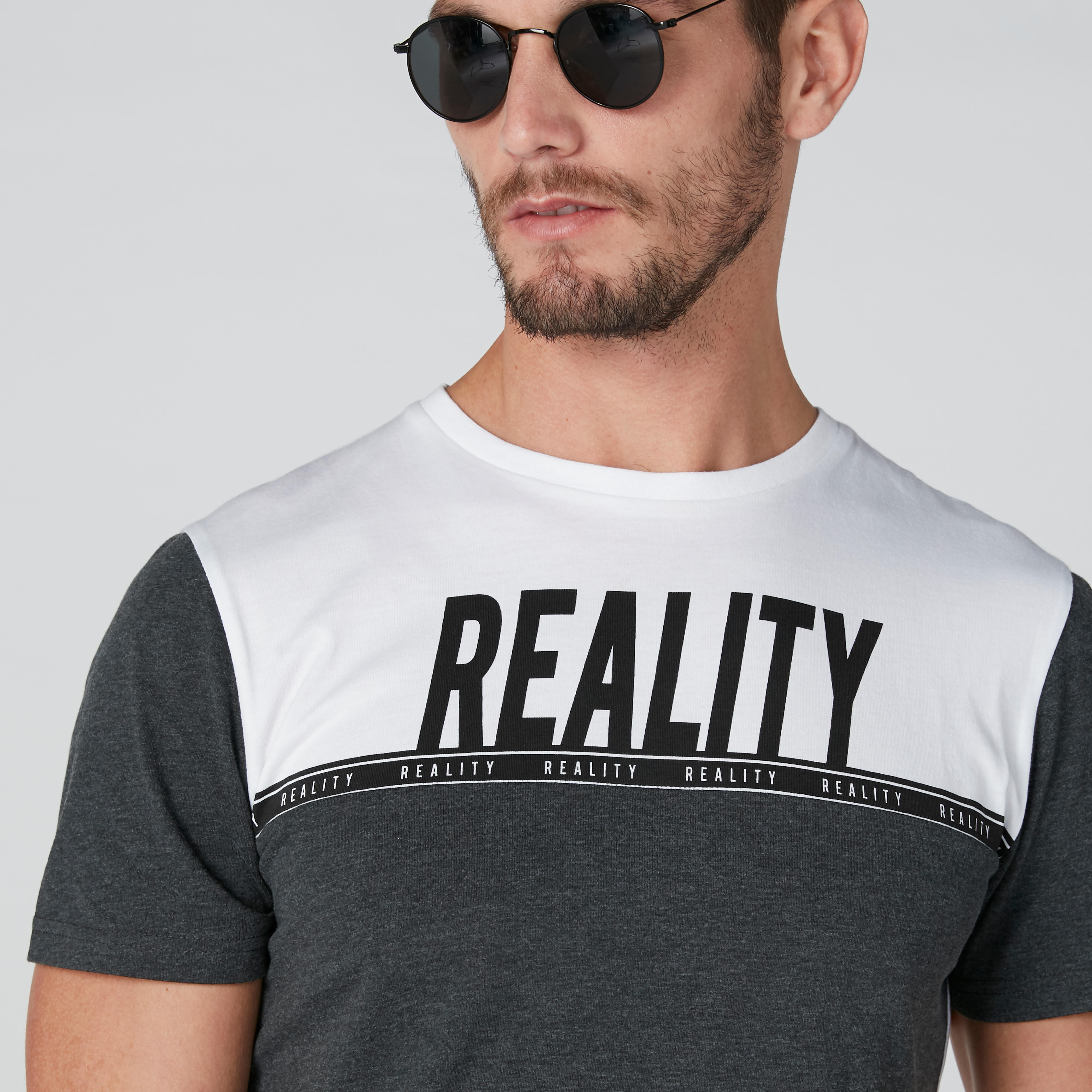 تيشيرت بياقة ضيقة وأكمام قصيرة وطبعات-men-clothing-tshirtsandpolos-tshirts-image-4