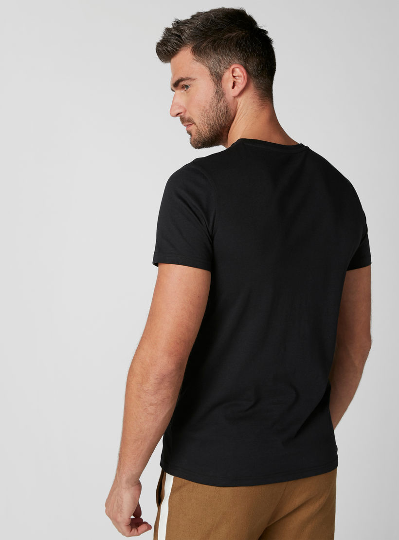 تيشيرت بطبعات وياقة مستديرة وأكمام قصيرة-men-clothing-tshirtsandpolos-tshirts-image-2
