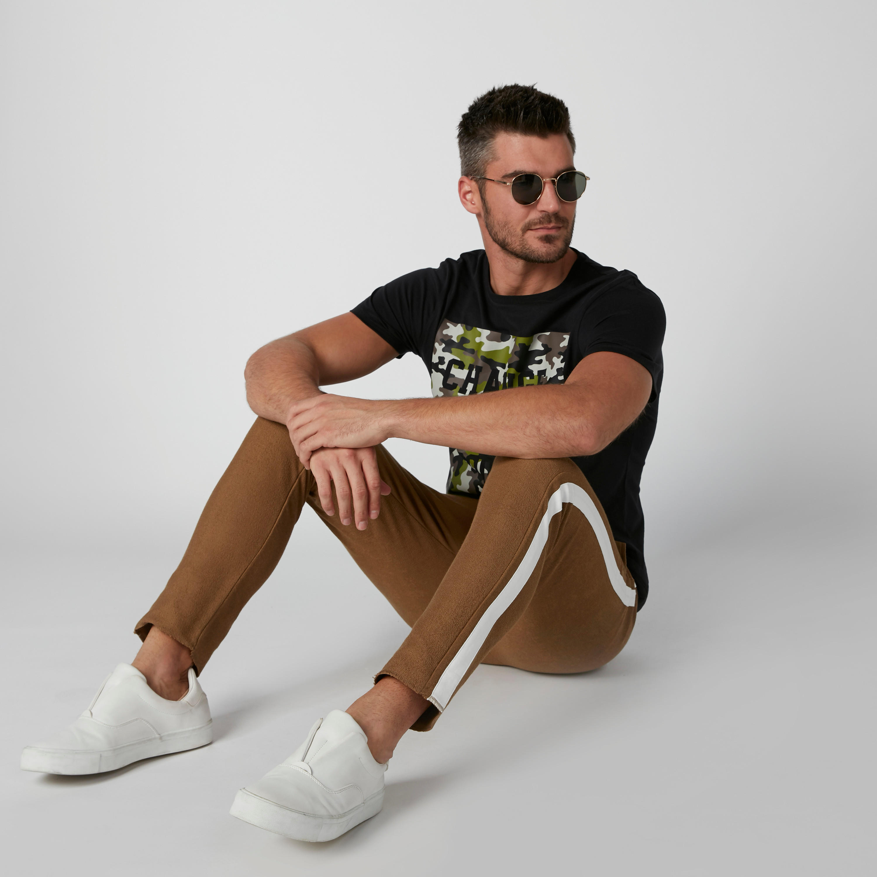 تيشيرت بطبعات وياقة مستديرة وأكمام قصيرة-men-clothing-tshirtsandpolos-tshirts-image-3