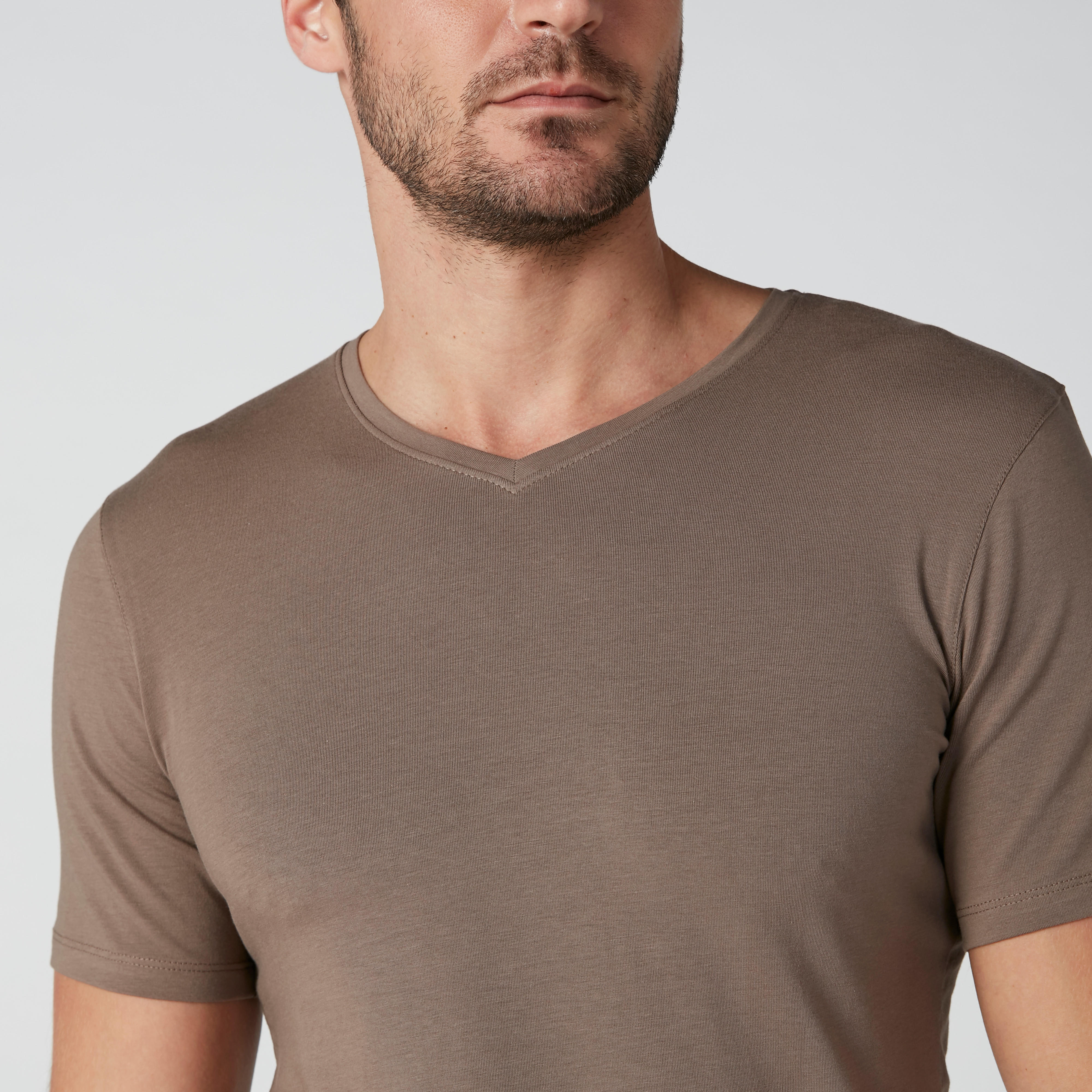 تيشيرت بقصّة سليم وياقة V وأكمام قصيرة-men-clothing-tshirtsandpolos-tshirts-image-4