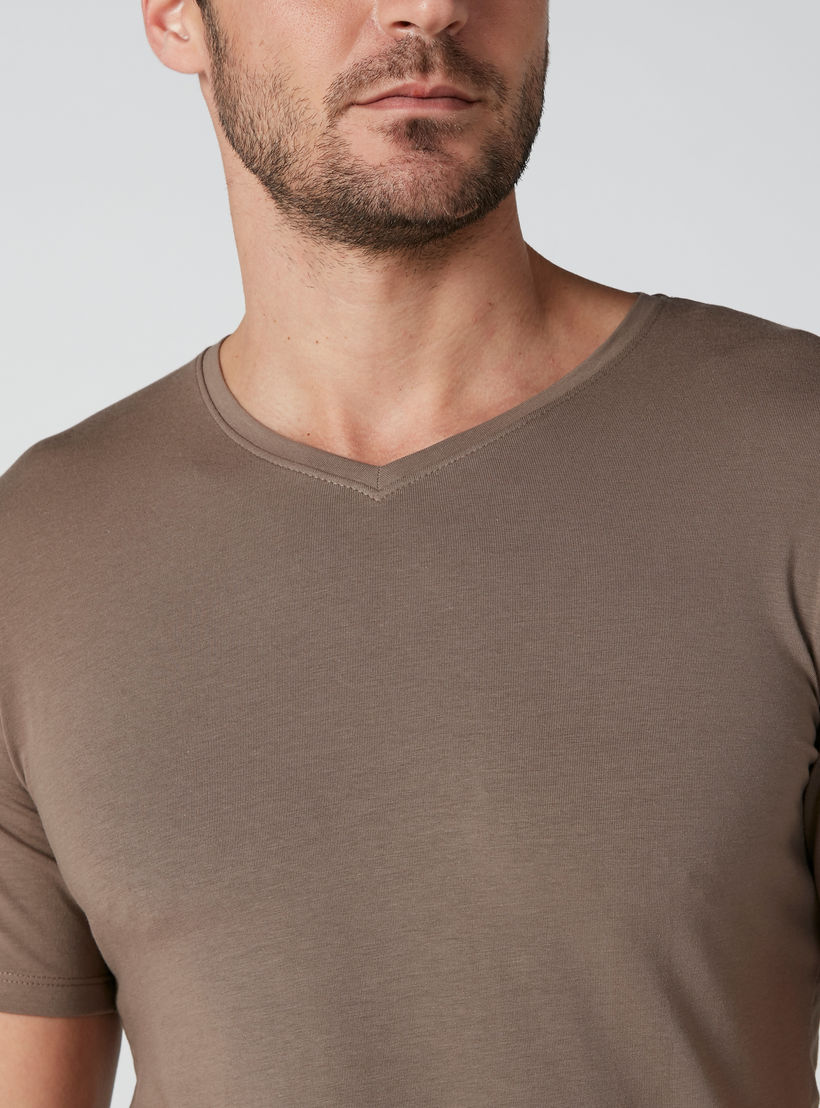تيشيرت بقصّة سليم وياقة V وأكمام قصيرة-men-clothing-tshirtsandpolos-tshirts-image-4