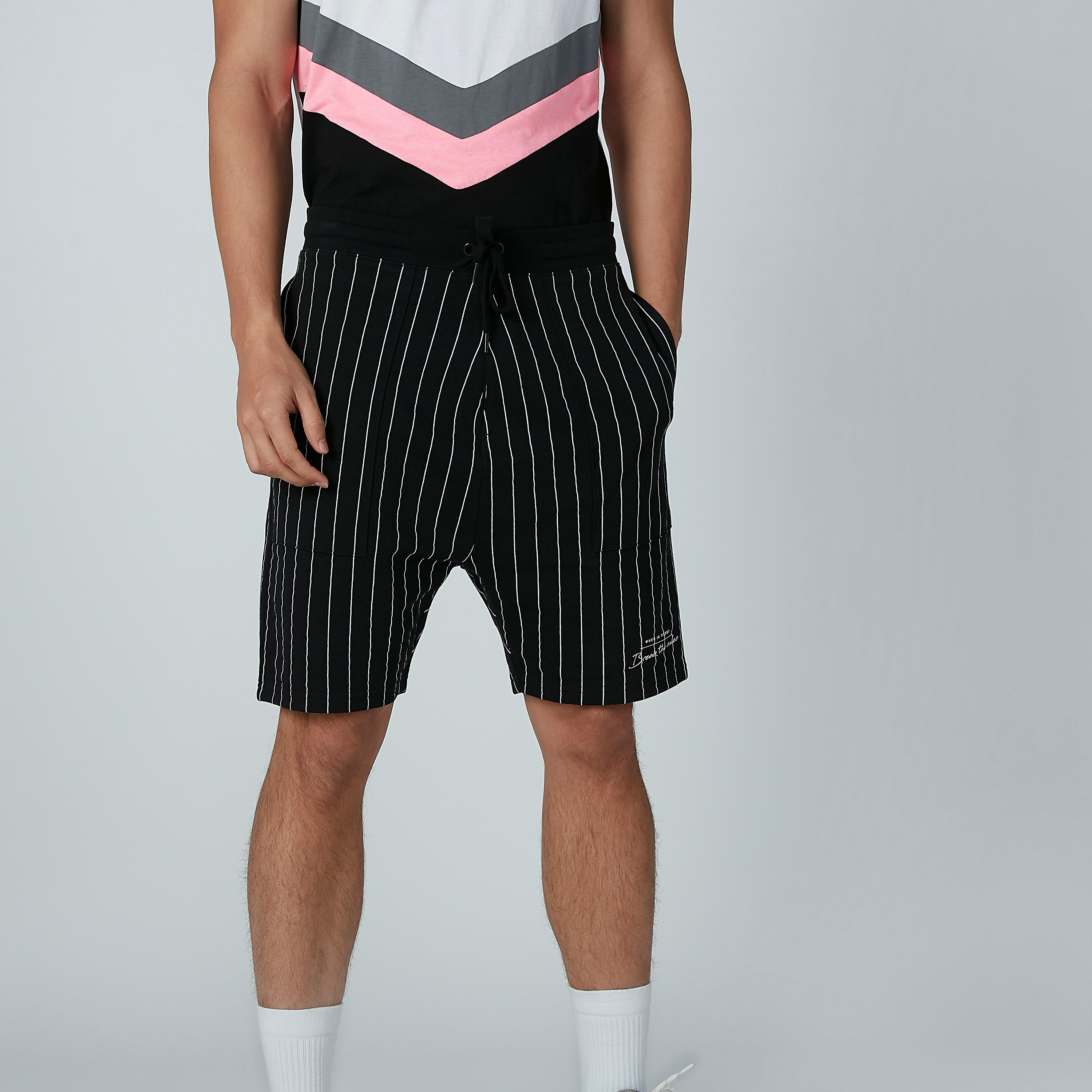 شورت مقلّم بجيوب-men-clothing-bottoms-shorts-image-1