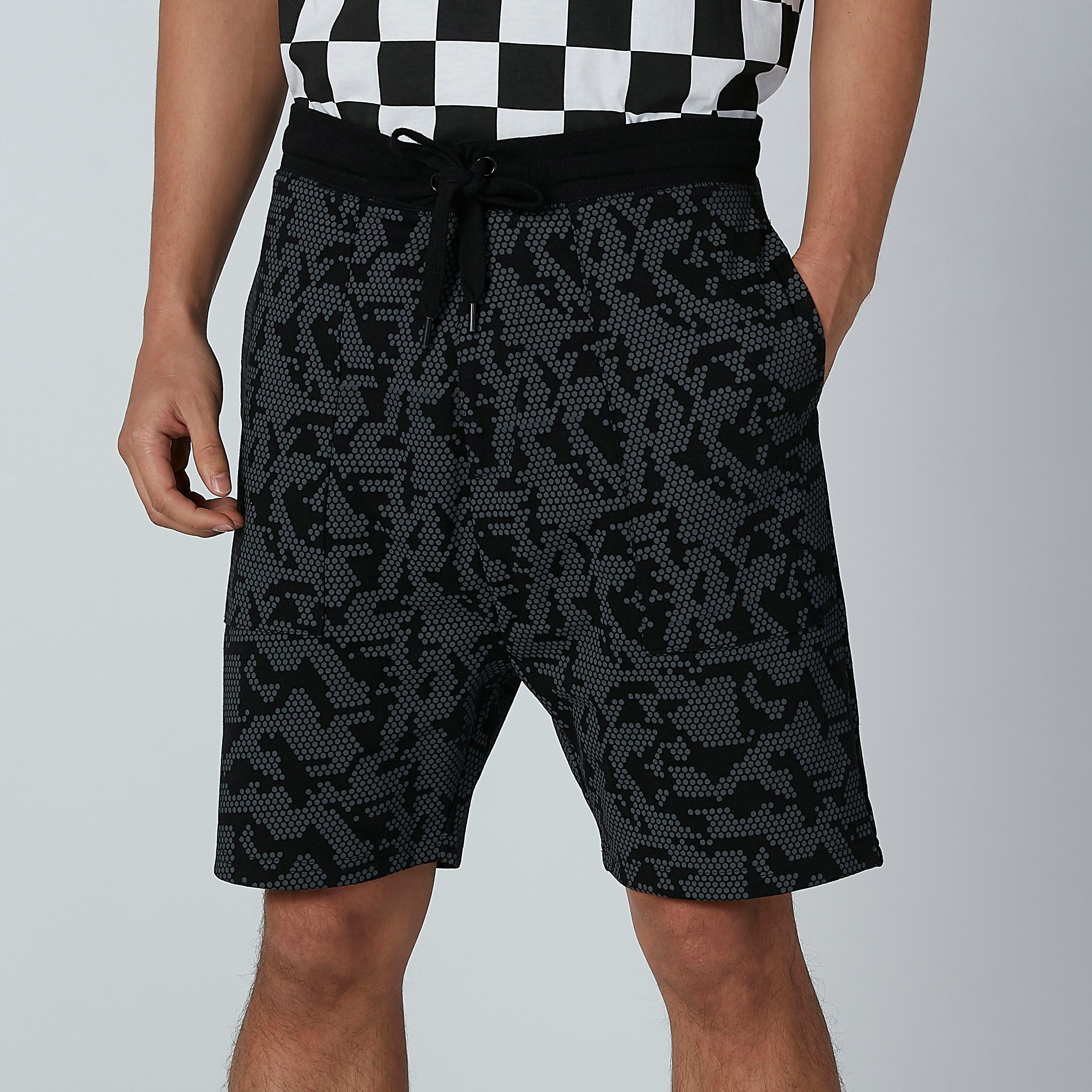 شورت برباط وجيوب وطبعات-men-clothing-bottoms-shorts-image-2