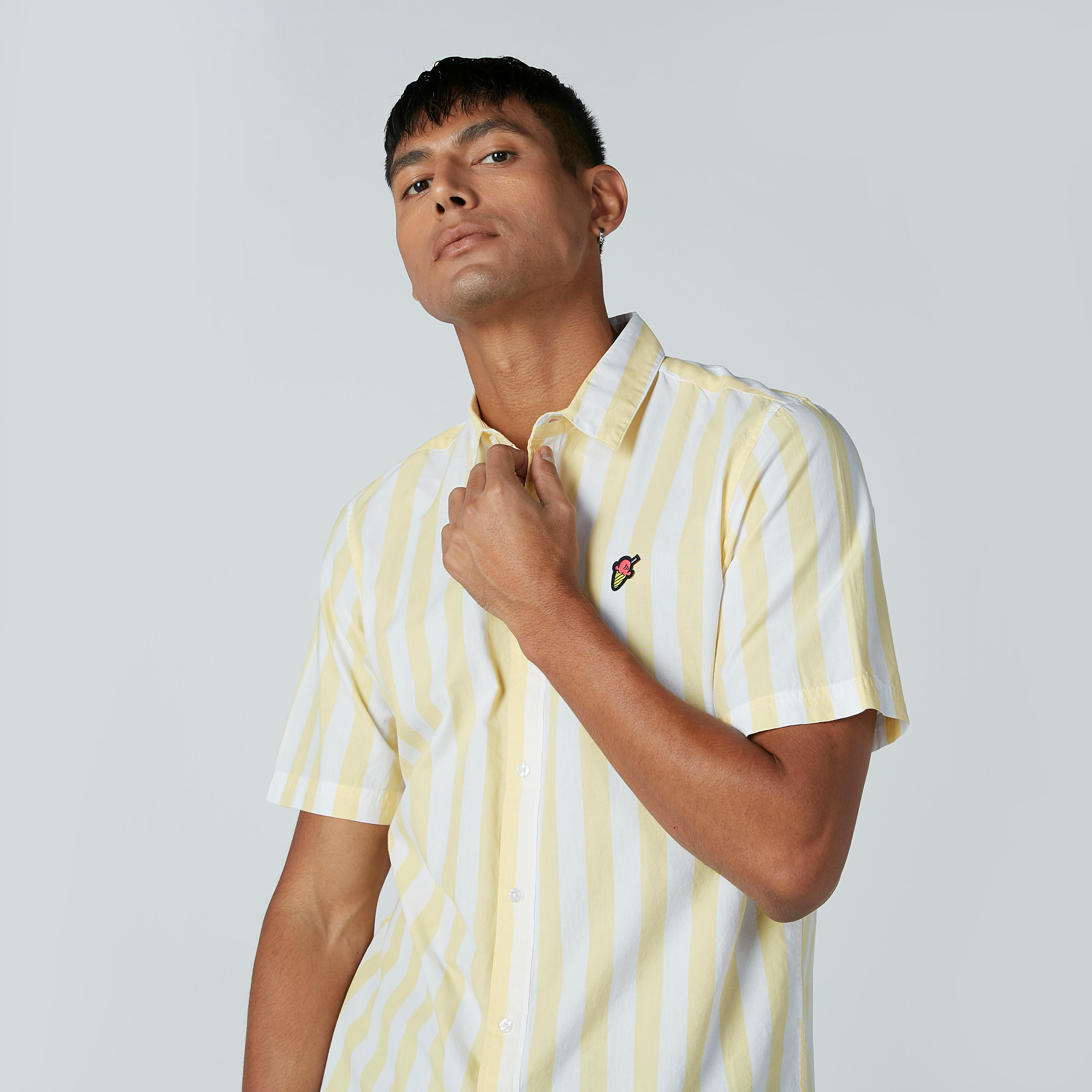 قميص مقلّم بياقة واسعة وأكمام قصيرة-men-clothing-shirts-image-2