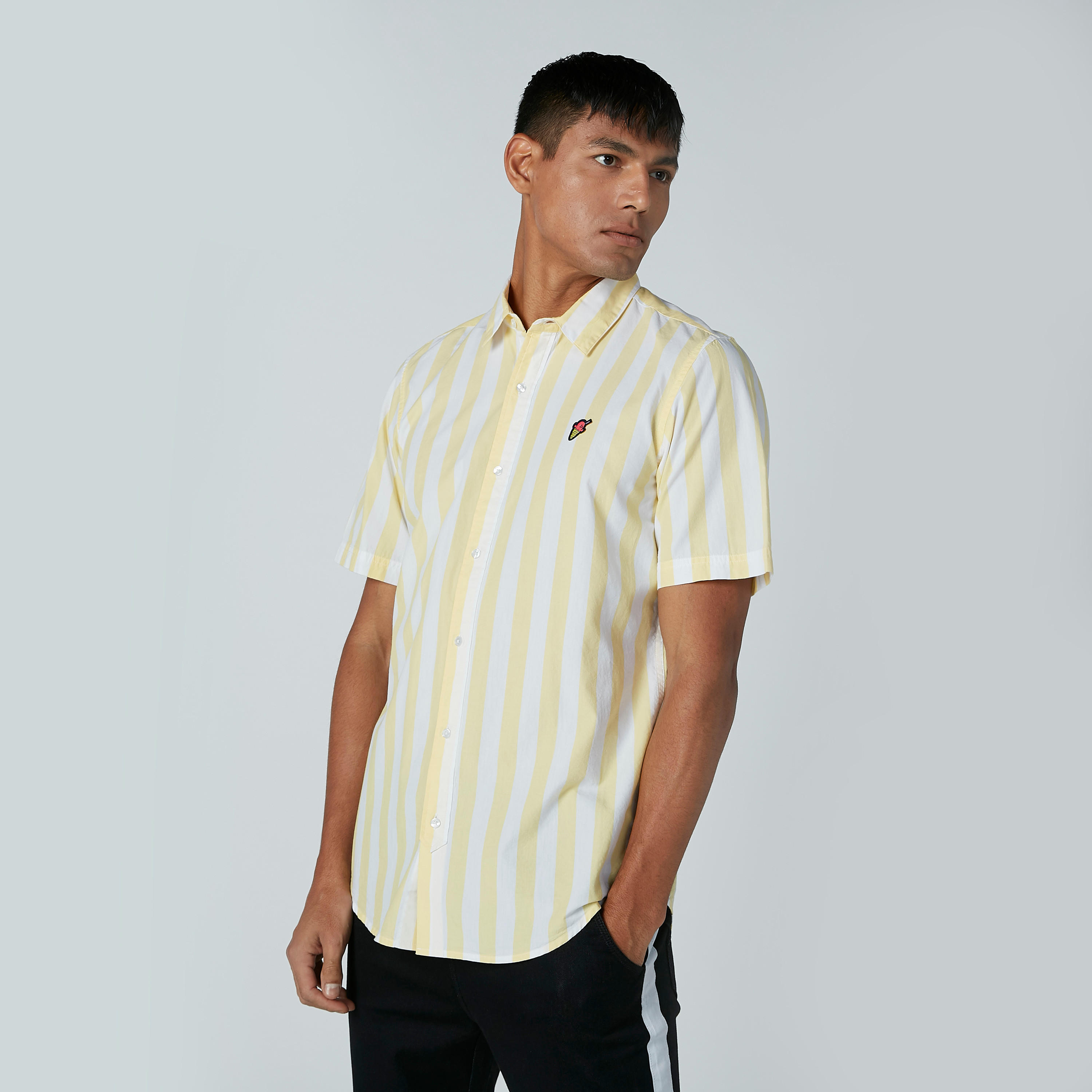 قميص مقلّم بياقة واسعة وأكمام قصيرة-men-clothing-shirts-image-3