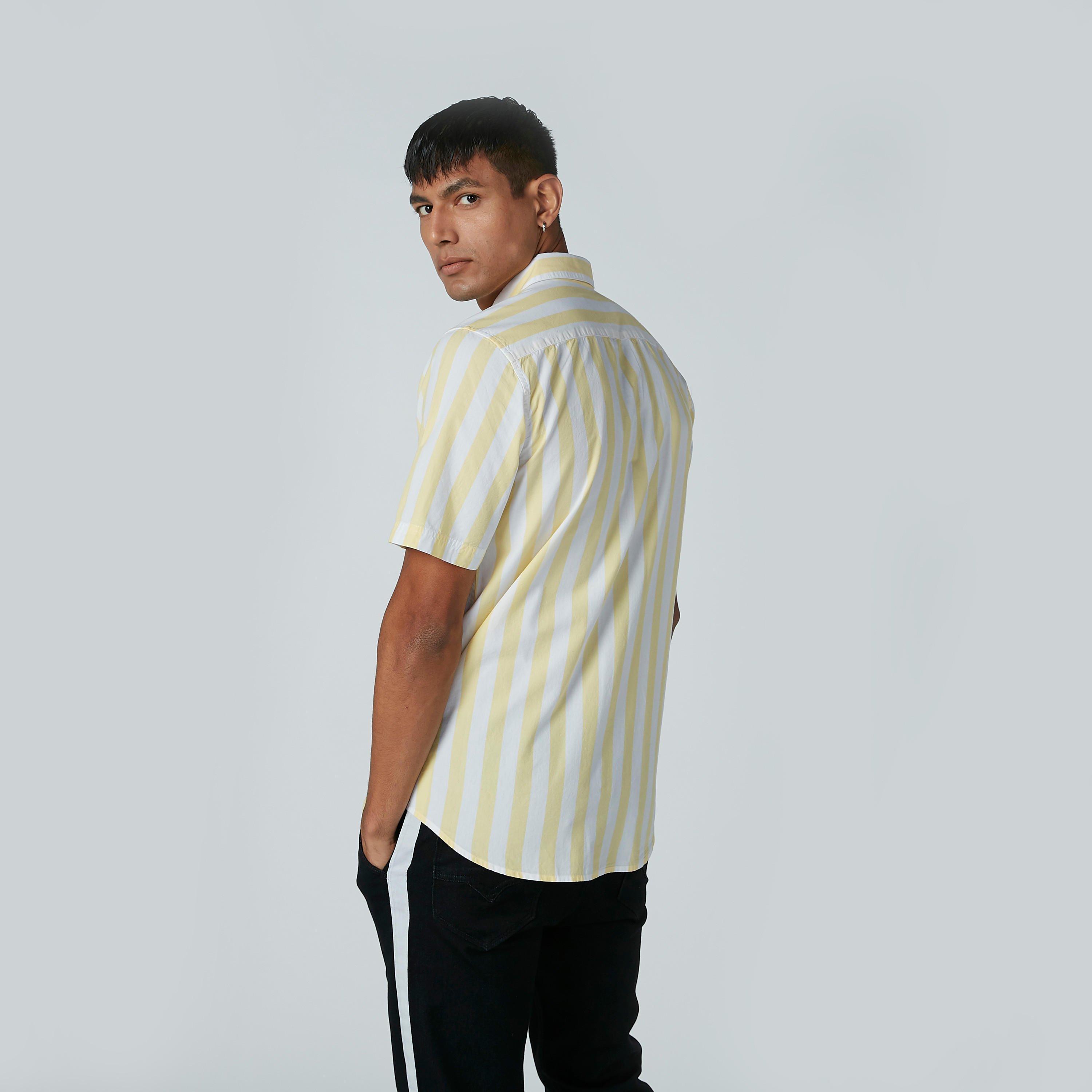 قميص مقلّم بياقة واسعة وأكمام قصيرة-men-clothing-shirts-image-4