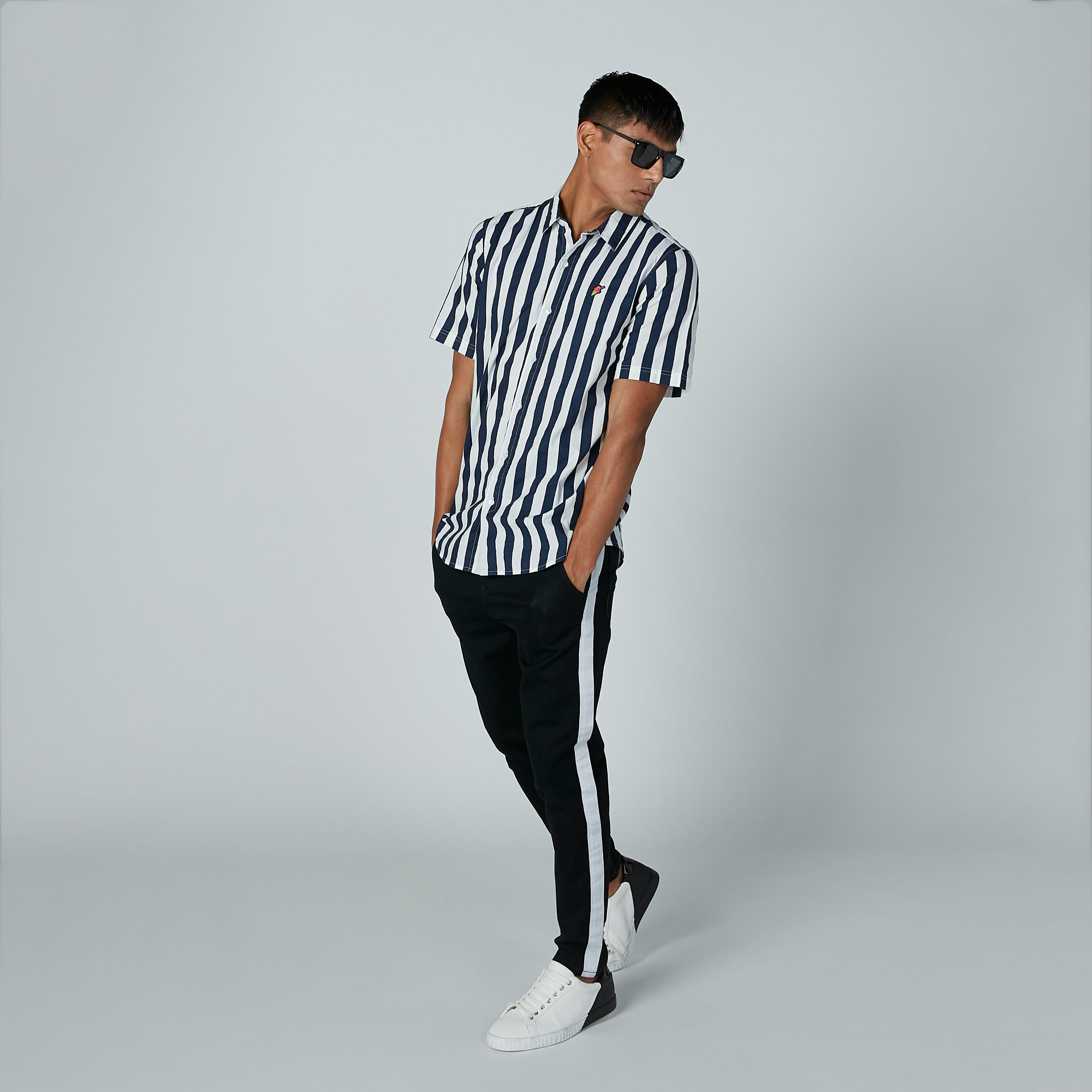 قميص مقلّم بأكمام قصيرة وأزرار-men-clothing-shirts-image-2