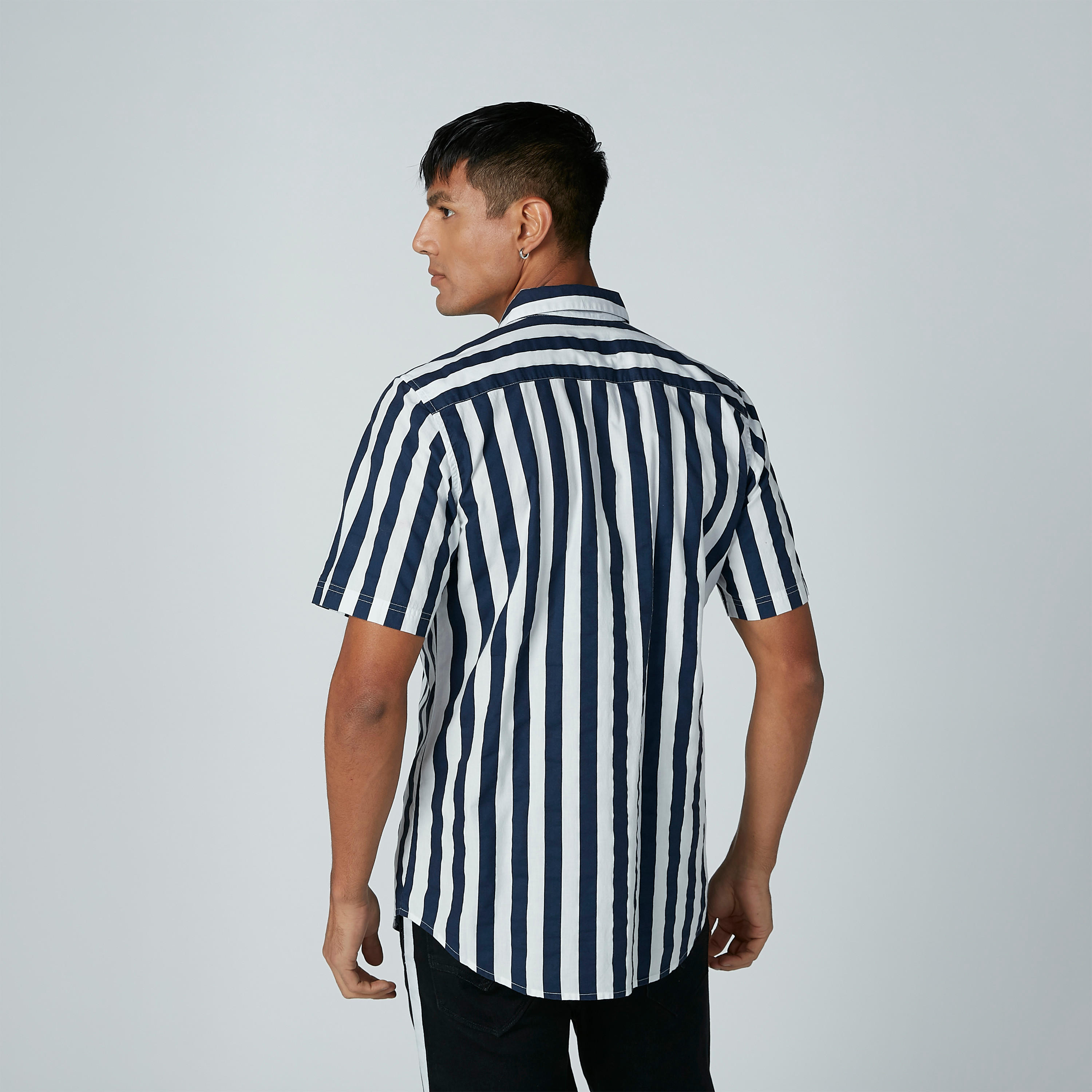 قميص مقلّم بأكمام قصيرة وأزرار-men-clothing-shirts-image-3