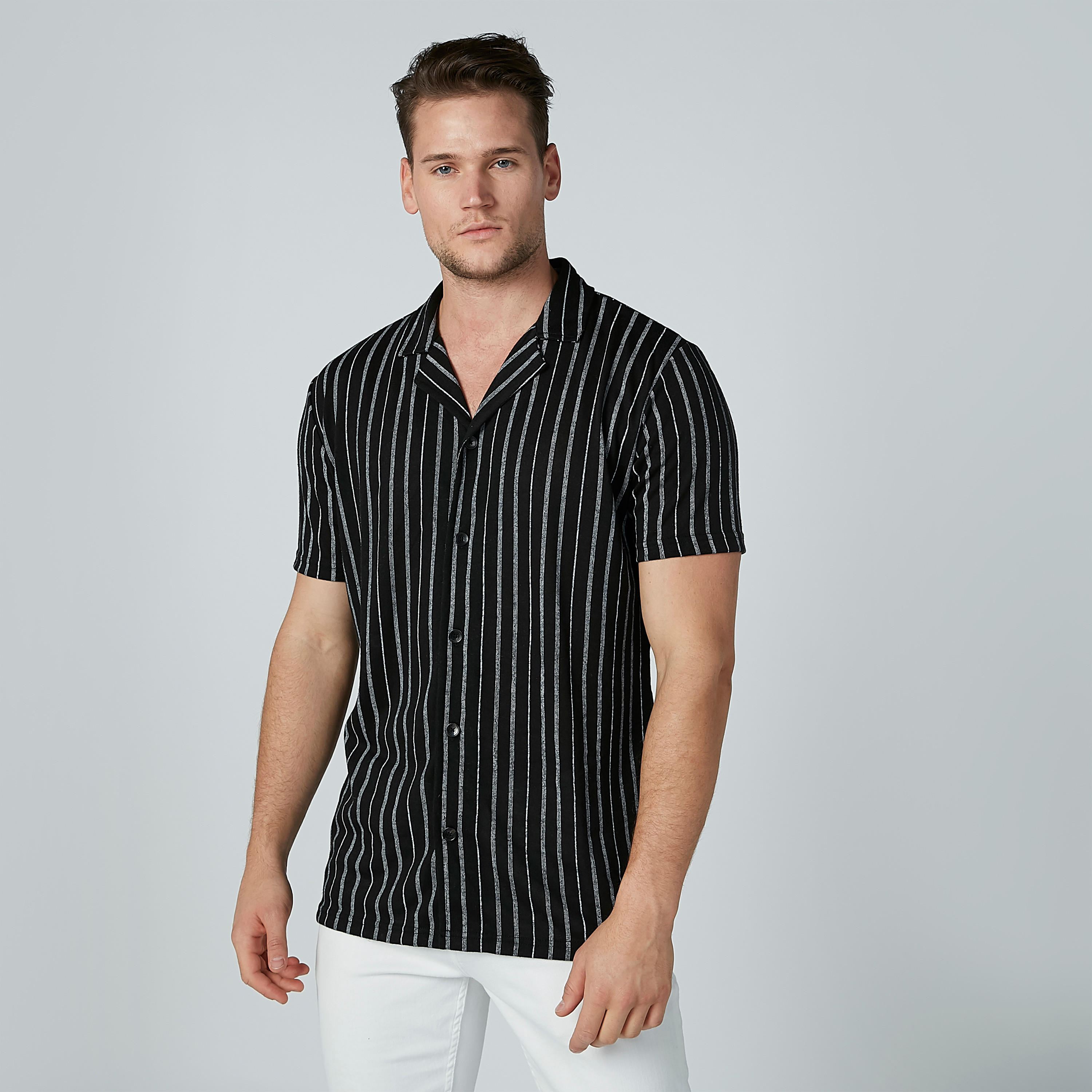 قميص مقلّم بياقة عاديّة وأكمام قصيرة-men-clothing-shirts-image-1