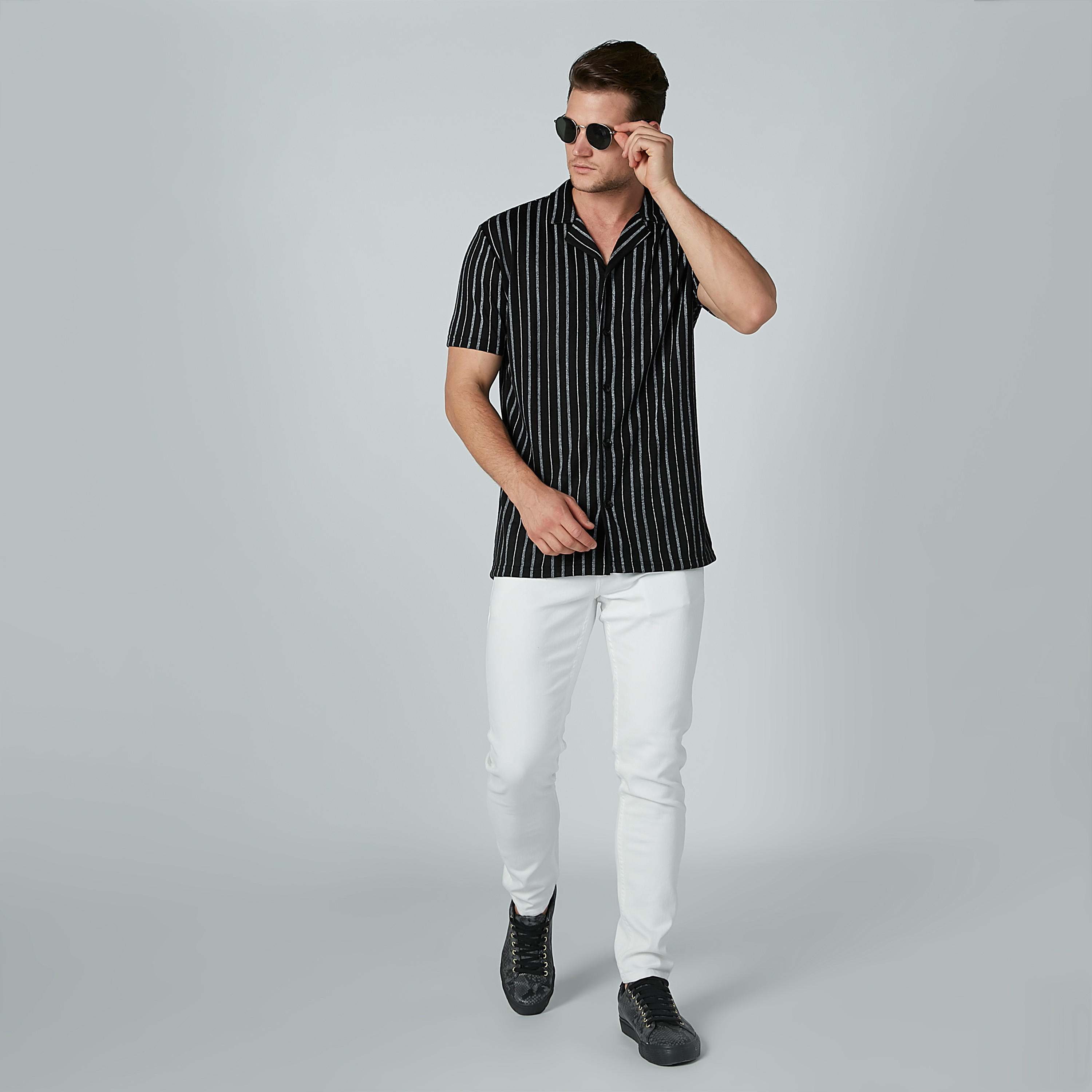 قميص مقلّم بياقة عاديّة وأكمام قصيرة-men-clothing-shirts-image-2
