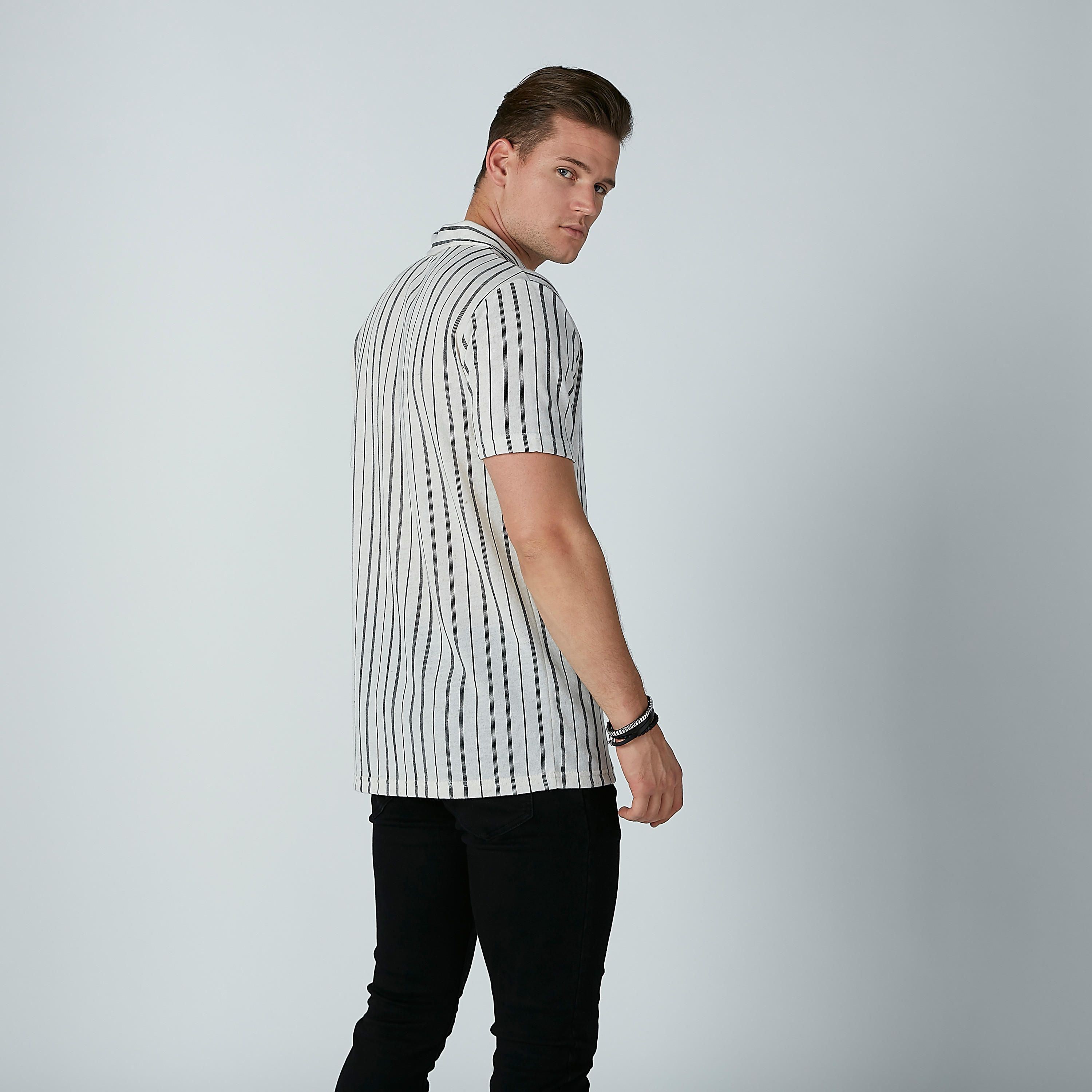 قميص مقلّم بأكمام قصيرة وأزرار-men-clothing-shirts-image-2
