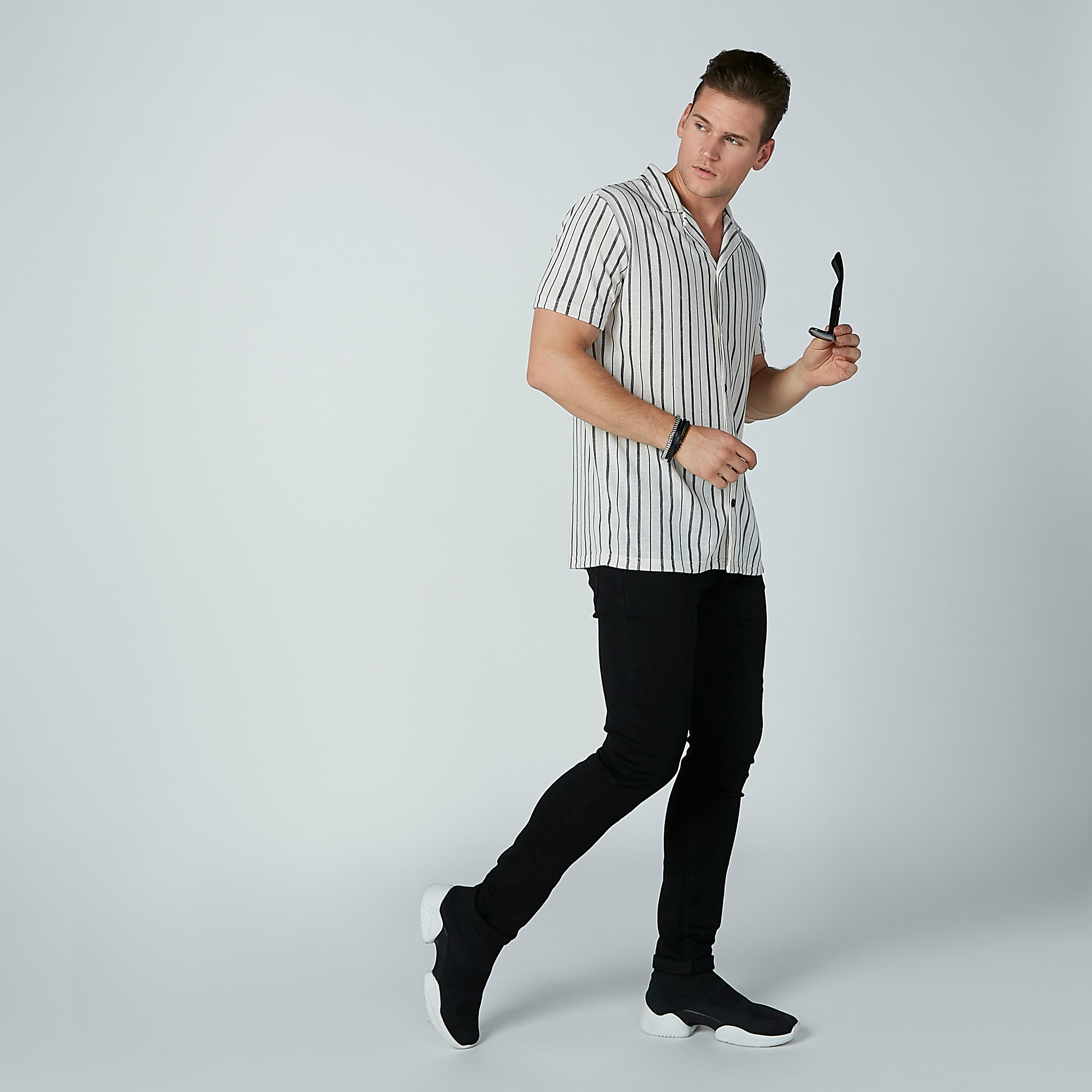 قميص مقلّم بأكمام قصيرة وأزرار-men-clothing-shirts-image-3