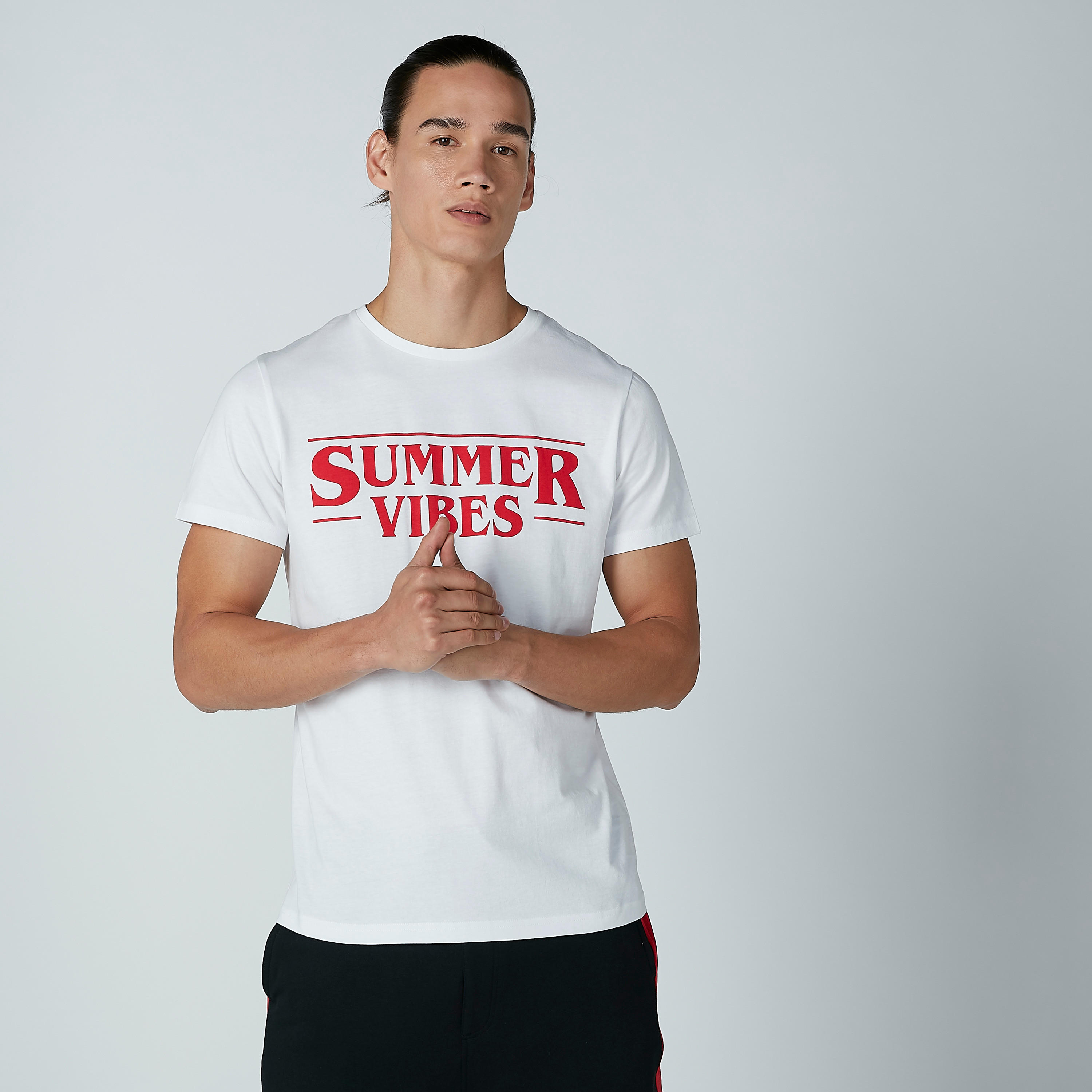 تيشيرت بياقة ضيّقة وأكمام قصيرة وطبعات نصيّة-men-clothing-tshirtsandpolos-tshirts-image-4