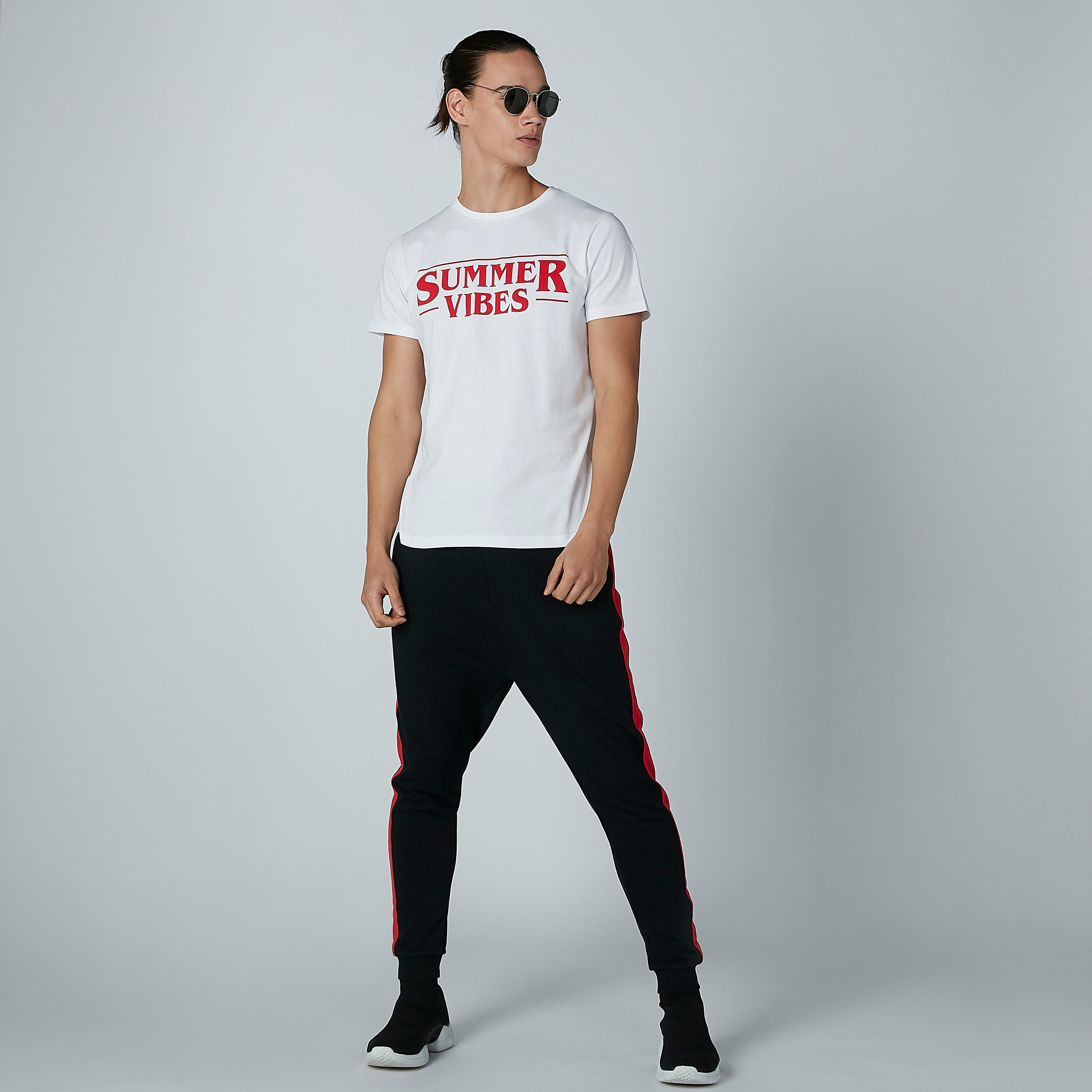 تيشيرت بياقة ضيّقة وأكمام قصيرة وطبعات نصيّة-men-clothing-tshirtsandpolos-tshirts-image-3