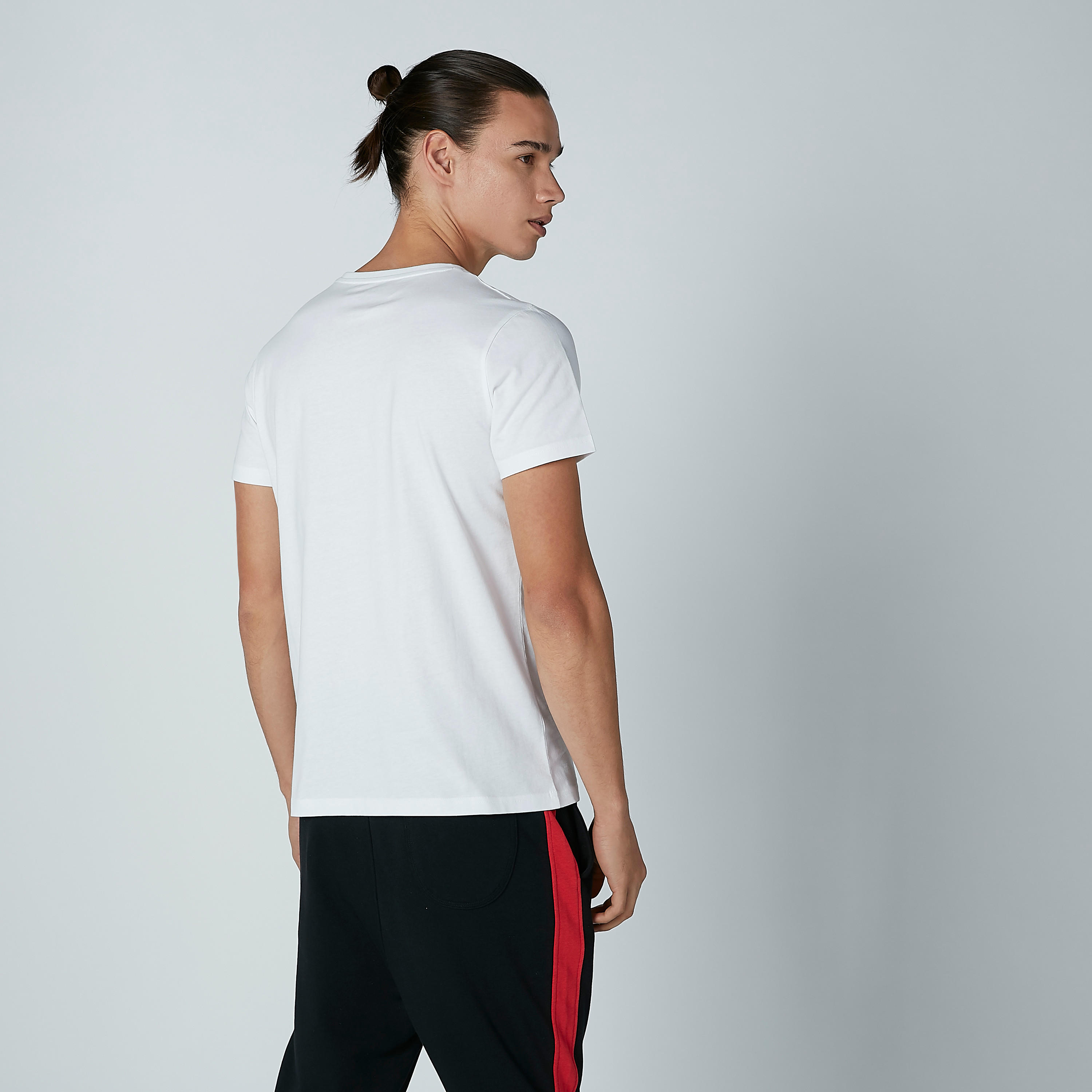 تيشيرت بياقة ضيّقة وأكمام قصيرة وطبعات نصيّة-men-clothing-tshirtsandpolos-tshirts-image-2