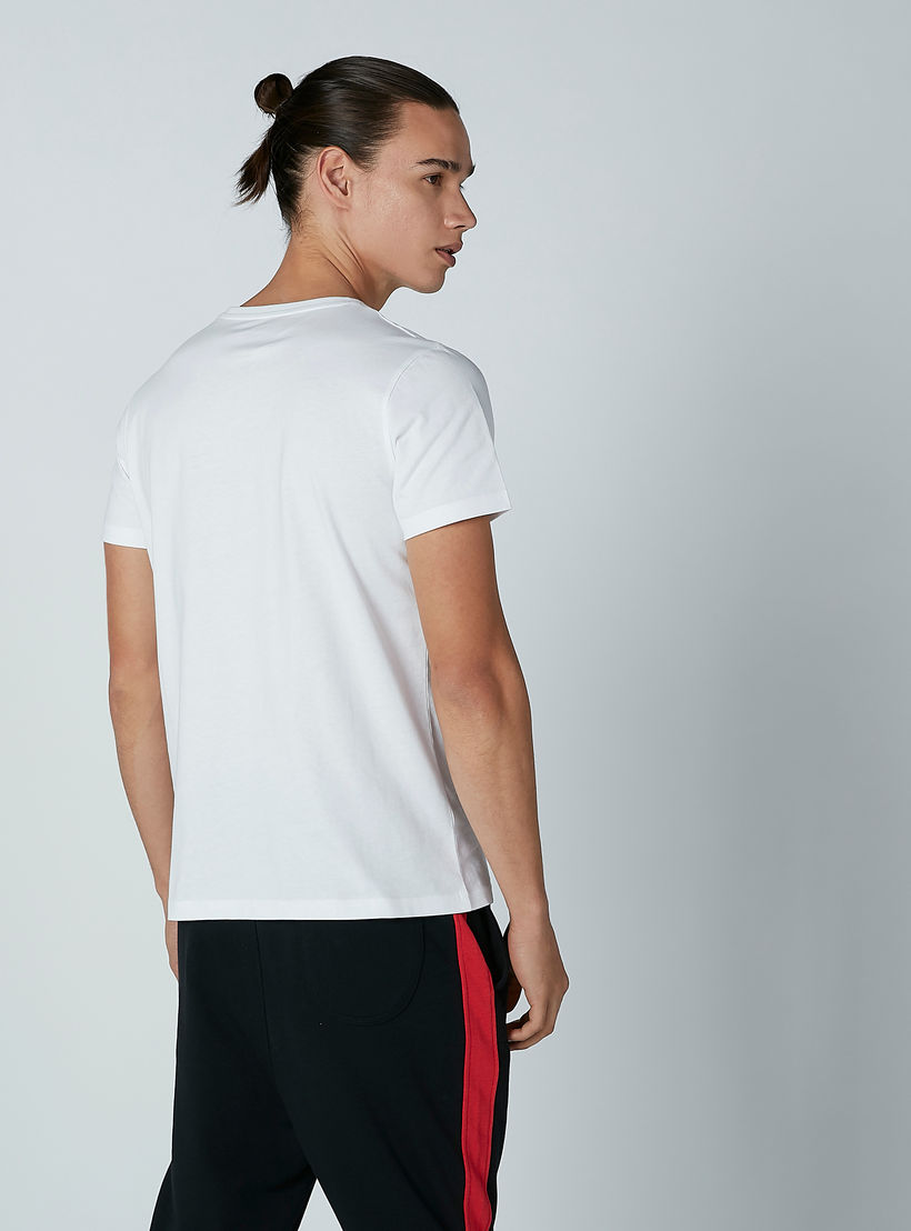 تيشيرت بياقة ضيّقة وأكمام قصيرة وطبعات نصيّة-men-clothing-tshirtsandpolos-tshirts-image-2