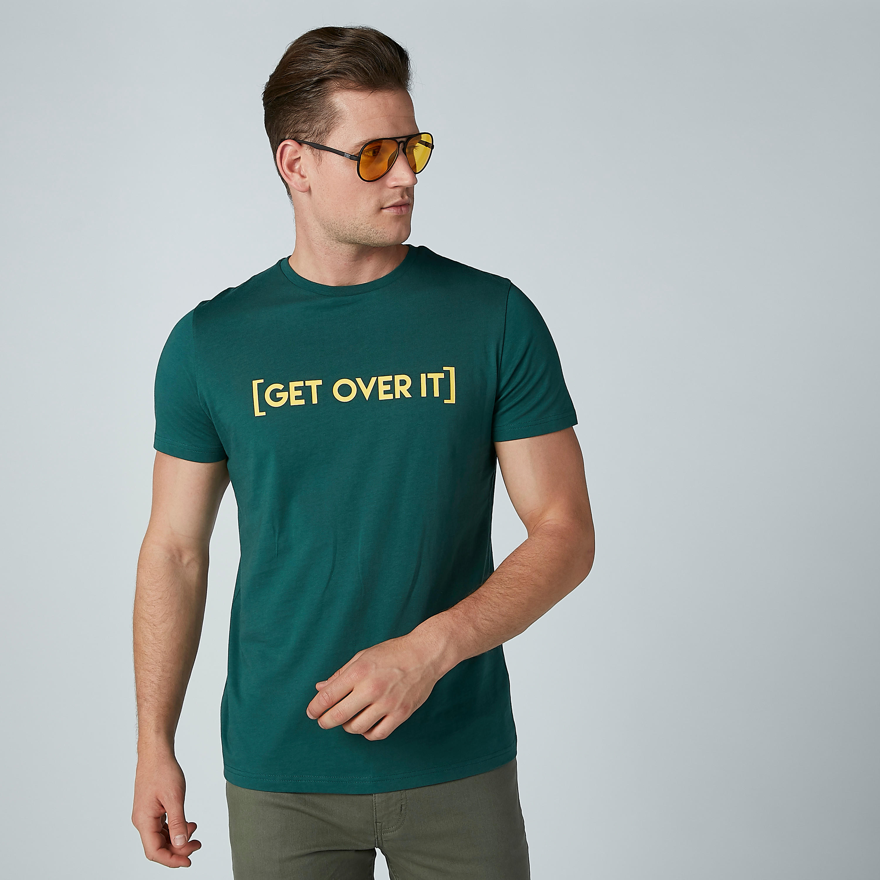 تيشيرت بياقة مستديرة وأكمام قصيرة وطبعات نصيّة-men-clothing-tshirtsandpolos-tshirts-image-1