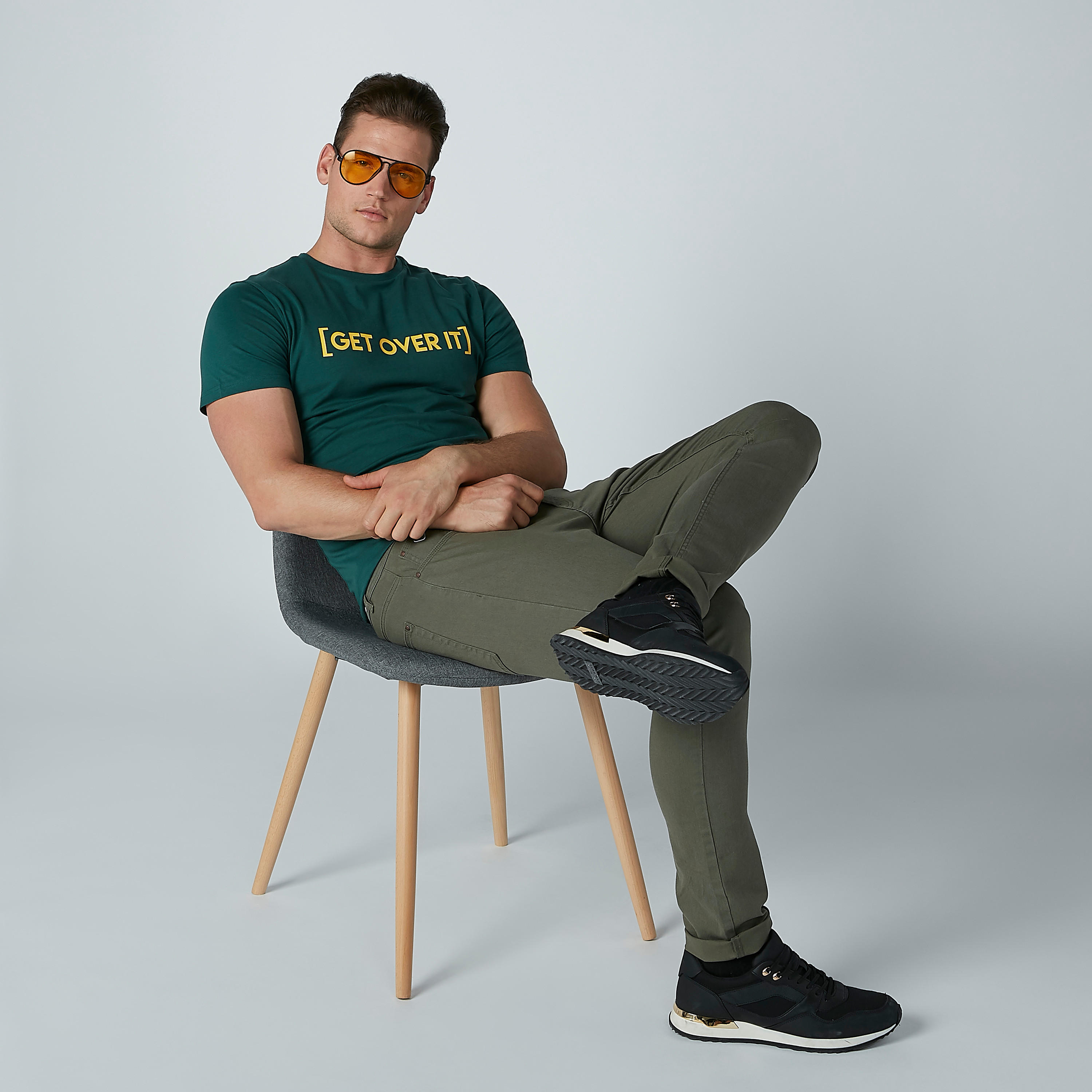 تيشيرت بياقة مستديرة وأكمام قصيرة وطبعات نصيّة-men-clothing-tshirtsandpolos-tshirts-image-2
