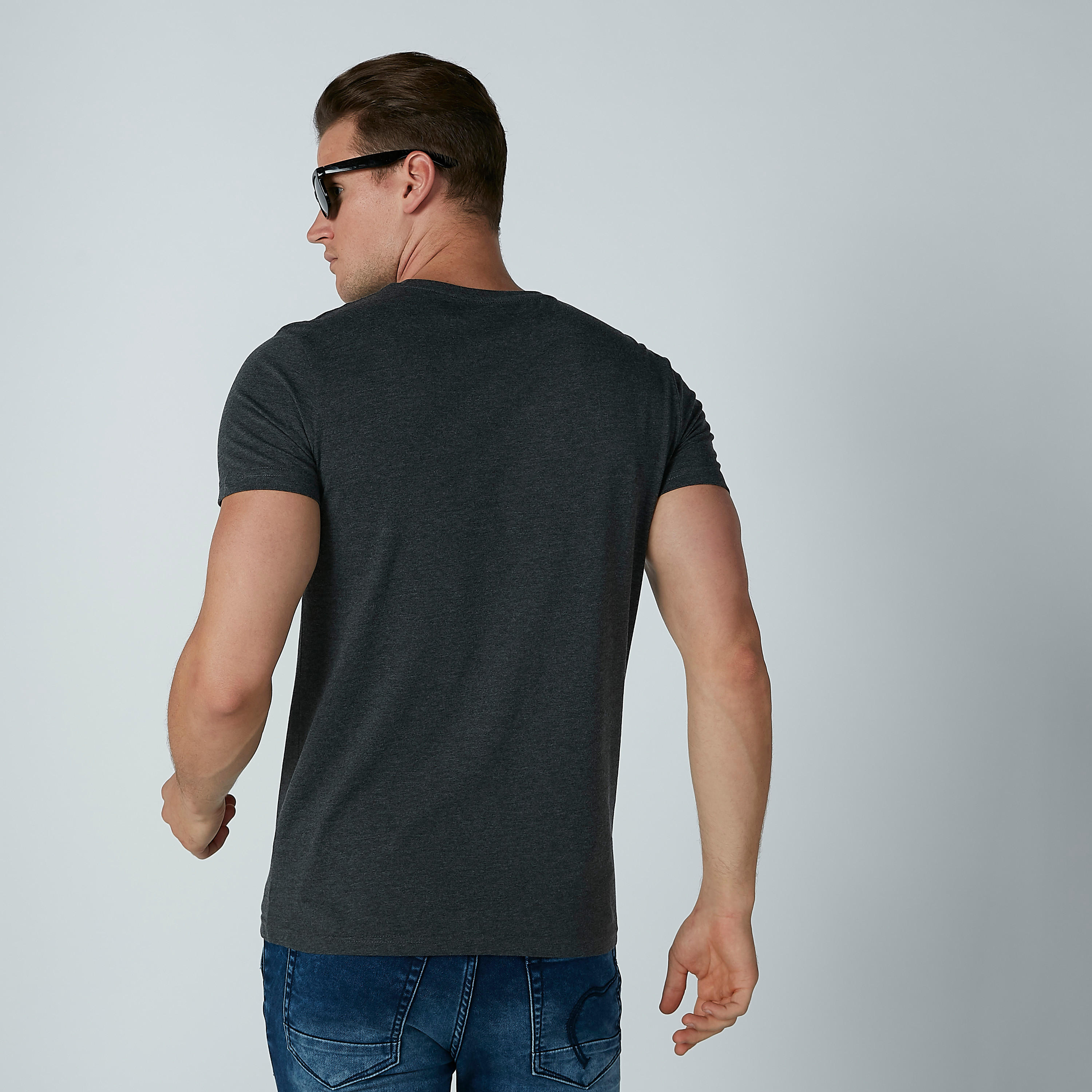 تيشيرت بياقة مستديرة وأكمام قصيرة وطبعات-men-clothing-tshirtsandpolos-tshirts-image-4