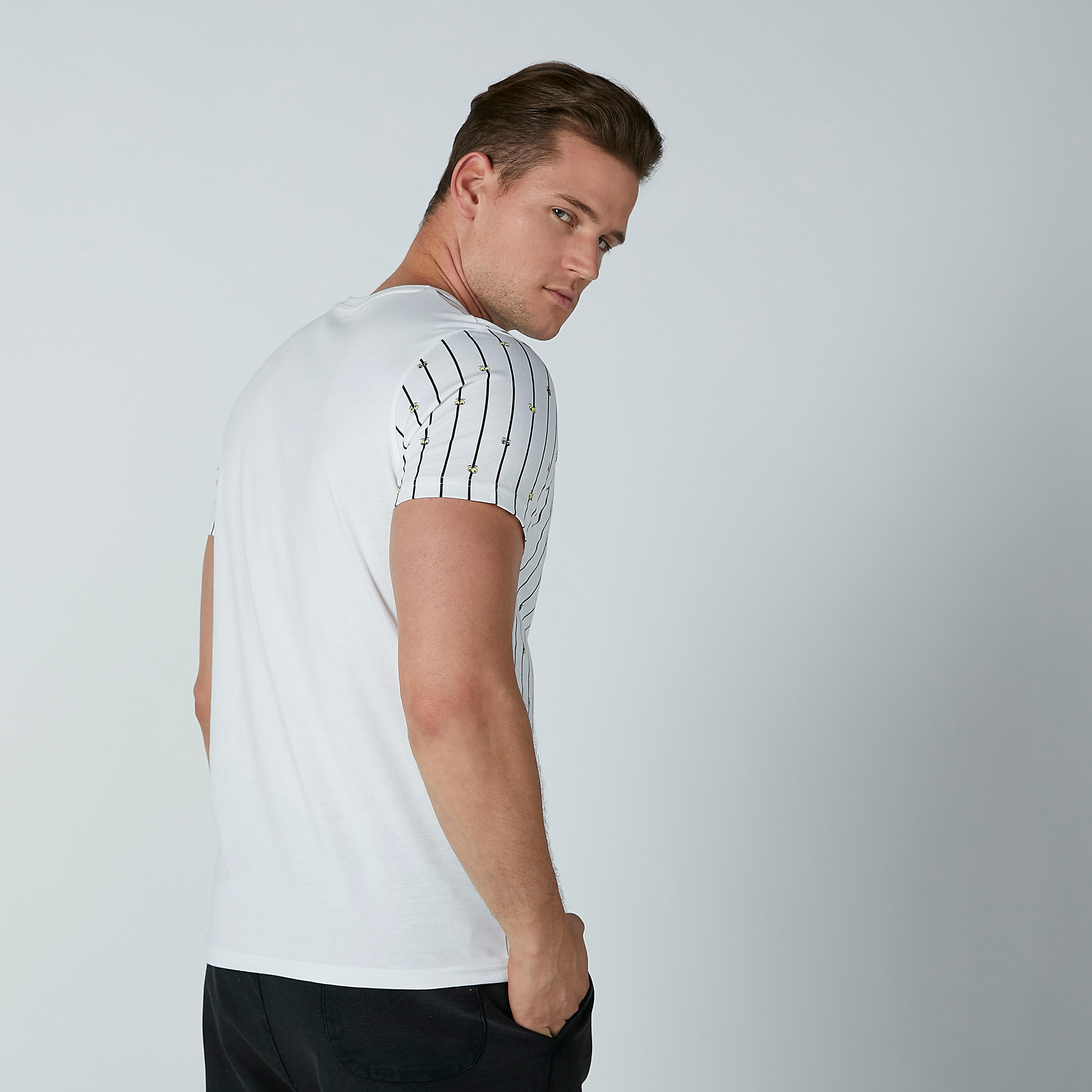 تيشيرت مقلّم بياقة مستديرة وأكمام قصيرة-men-clothing-tshirtsandpolos-tshirts-image-3