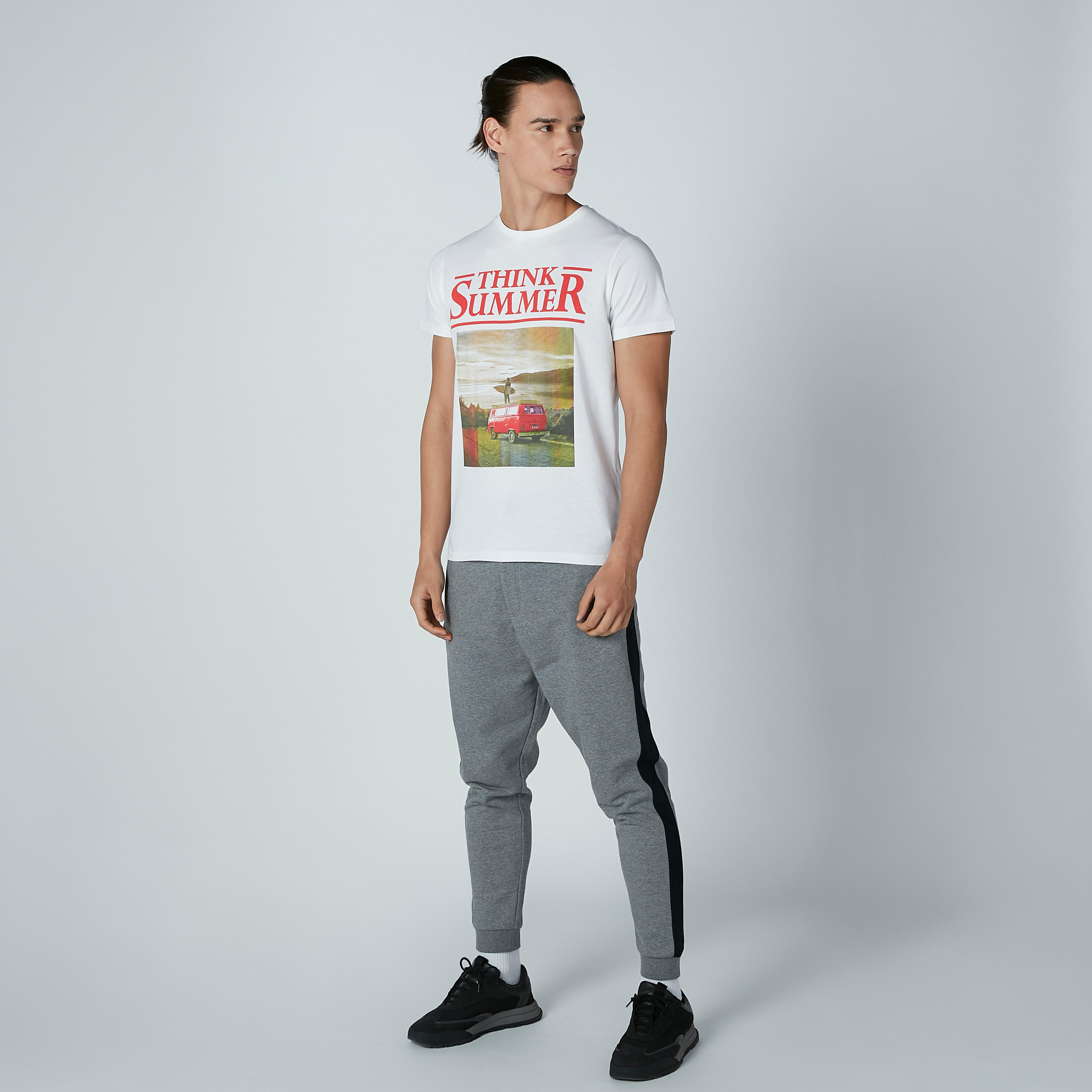 تيشيرت بياقة ضيقة وأكمام قصيرة وطبعات-men-clothing-tshirtsandpolos-tshirts-image-1