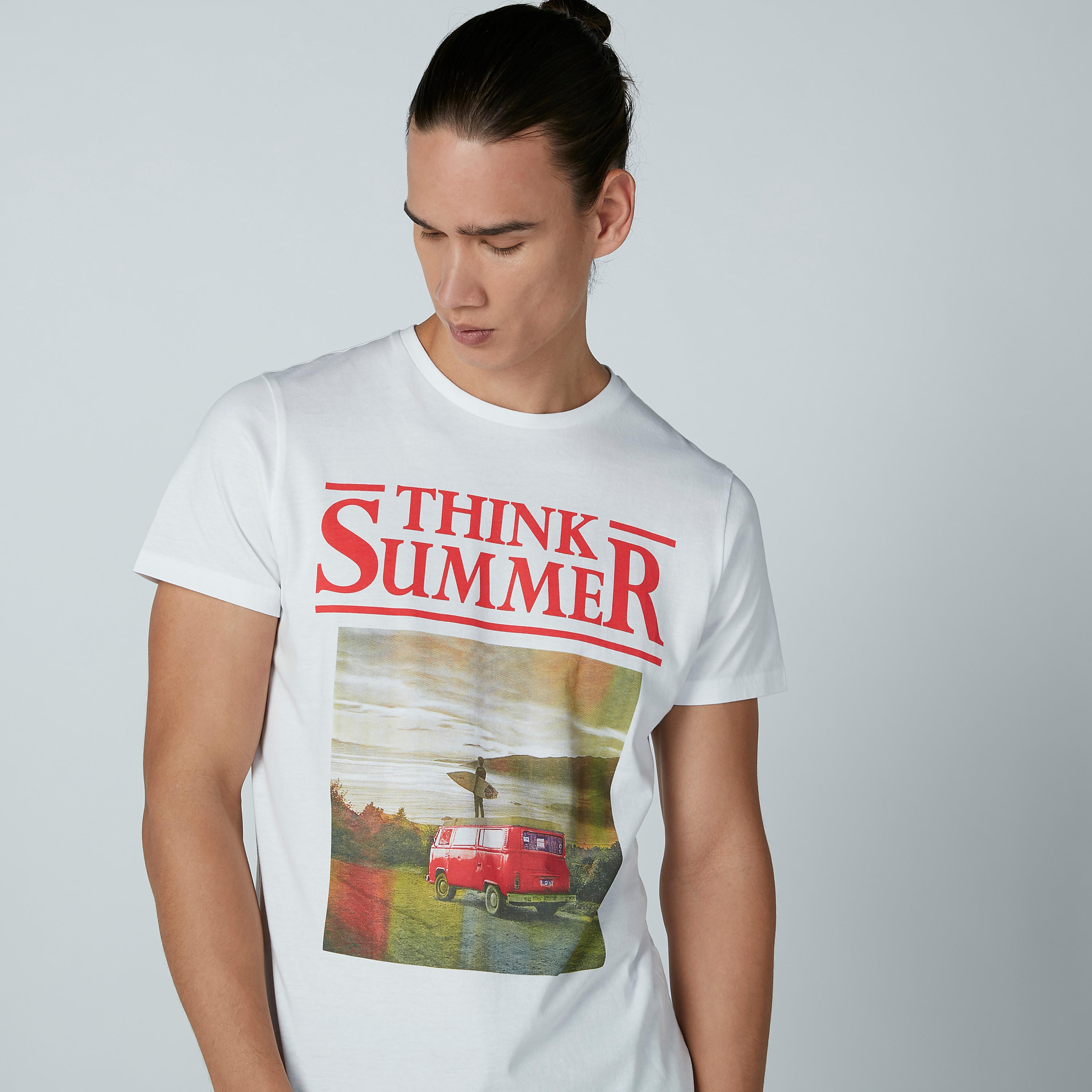 تيشيرت بياقة ضيقة وأكمام قصيرة وطبعات-men-clothing-tshirtsandpolos-tshirts-image-2