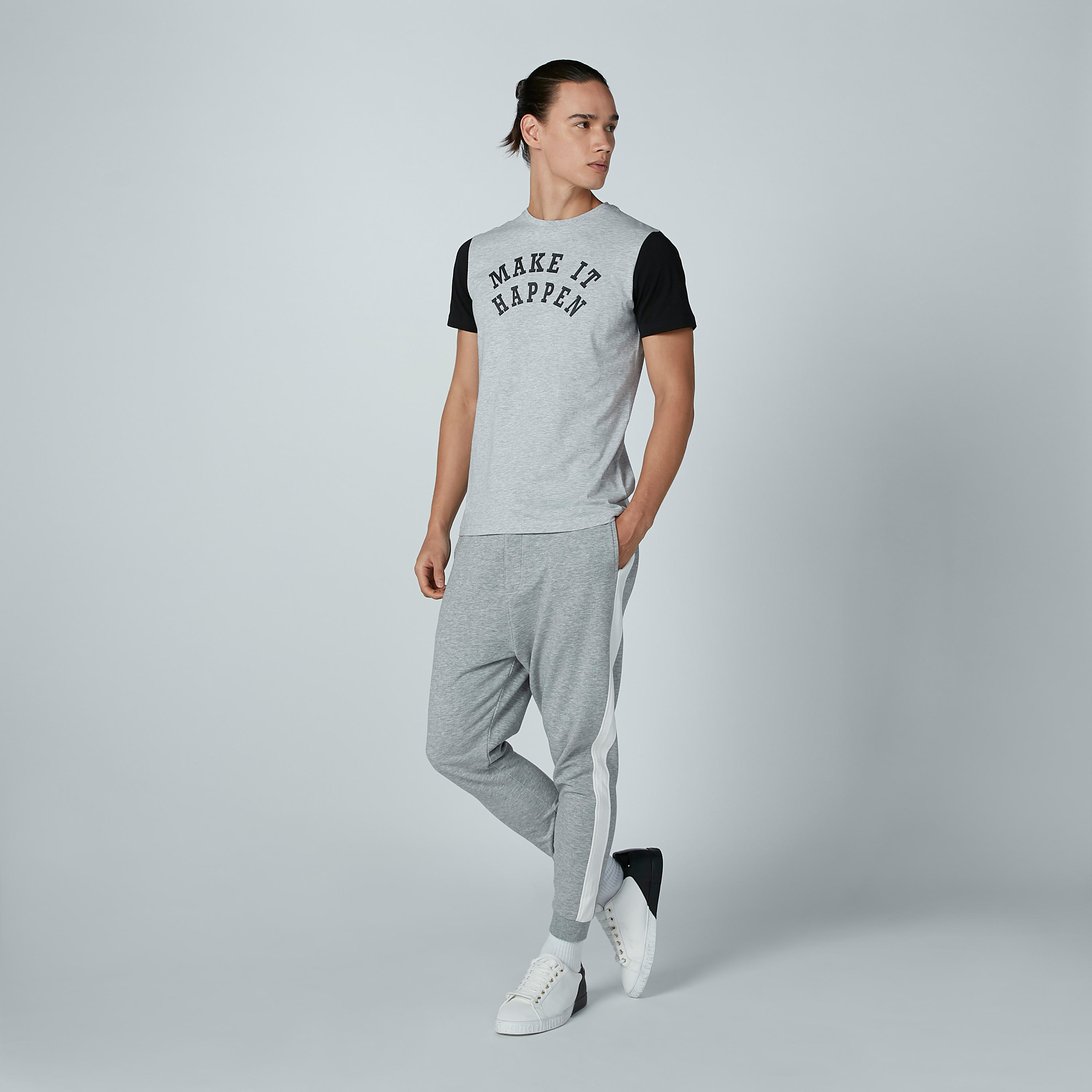 تيشيرت بطبعات وياقة مستديرة وأكمام قصيرة-men-clothing-tshirtsandpolos-tshirts-image-2