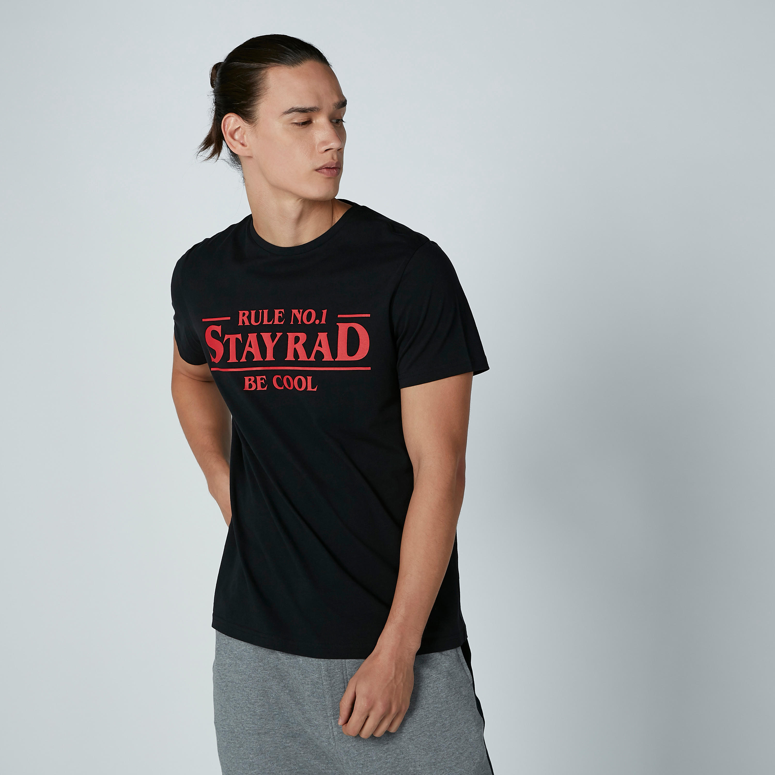 تيشيرت بياقة مستديرة وأكمام قصيرة وطبعات نصيّة-men-clothing-tshirtsandpolos-tshirts-image-1