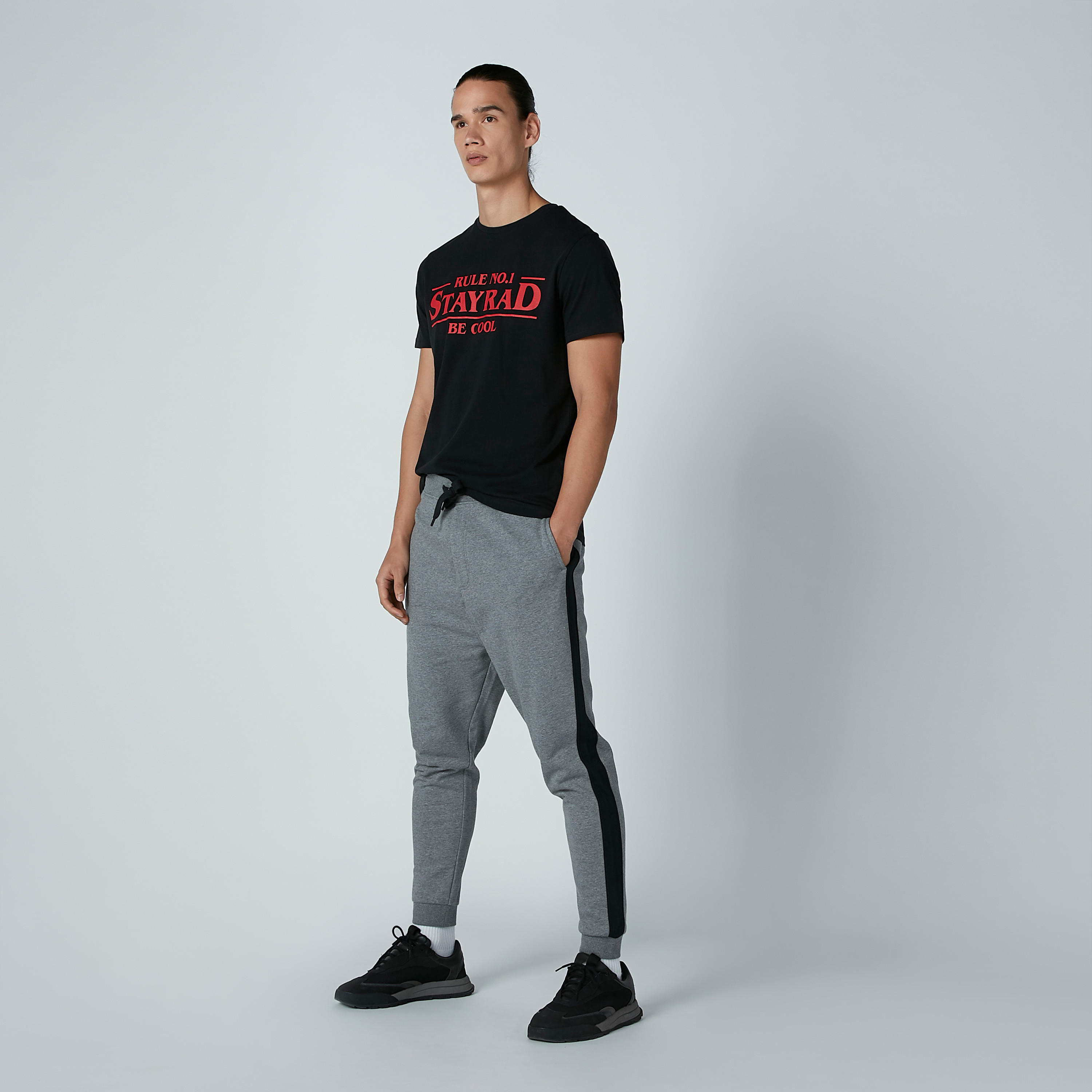 تيشيرت بياقة مستديرة وأكمام قصيرة وطبعات نصيّة-men-clothing-tshirtsandpolos-tshirts-image-2