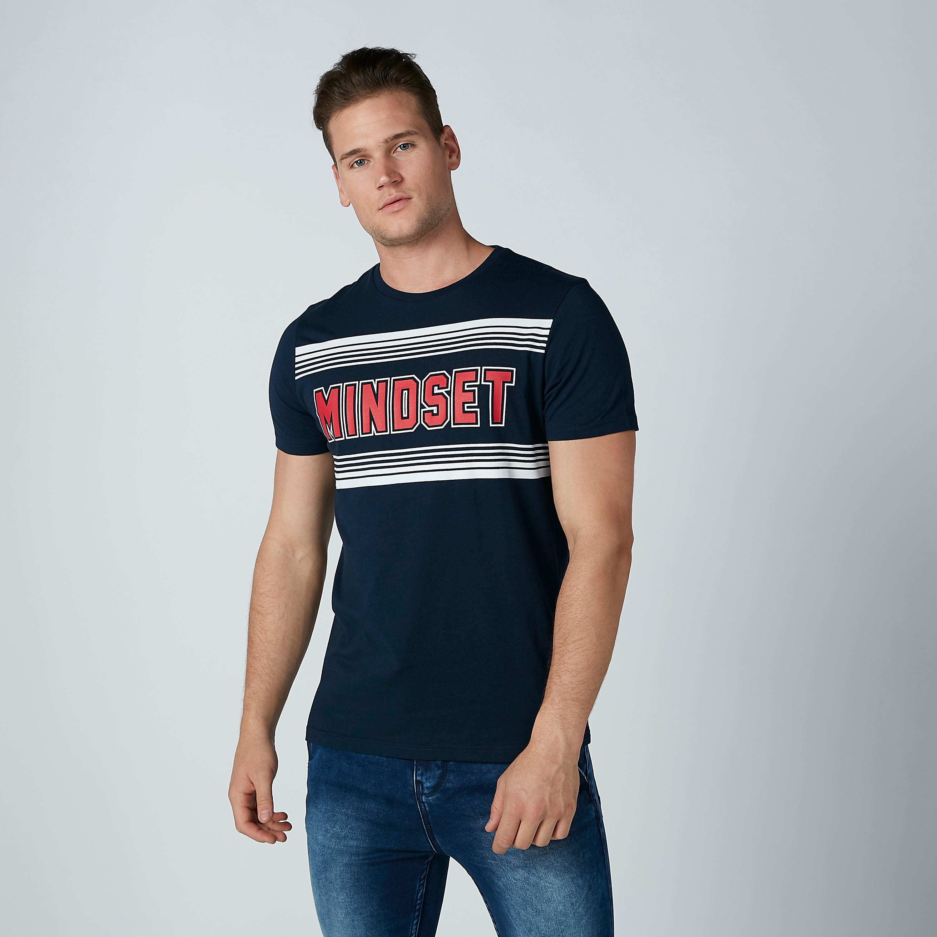 تيشيرت بأكمام قصيرة وطبعات نصيّة-men-clothing-tshirtsandpolos-tshirts-image-1