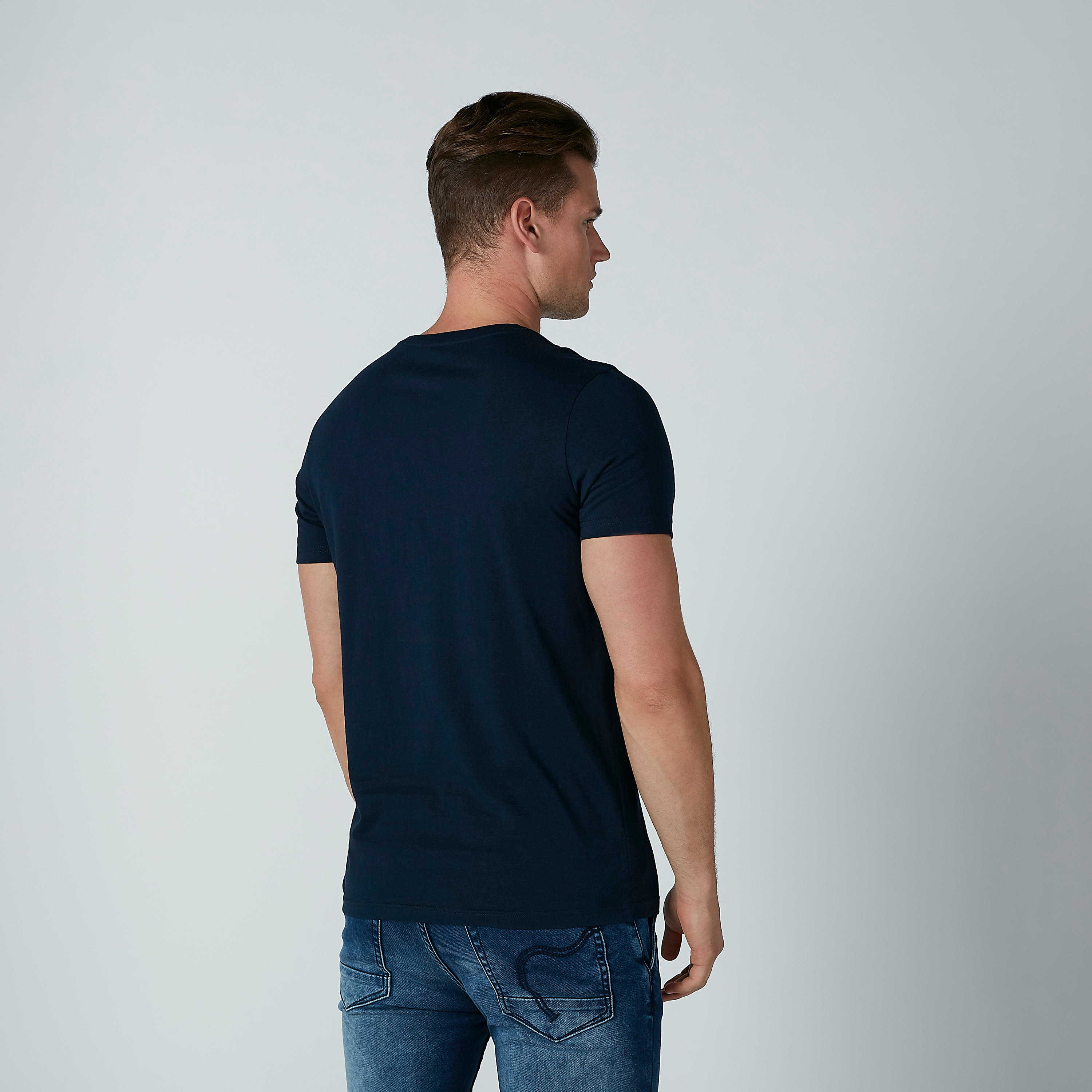 تيشيرت بأكمام قصيرة وطبعات نصيّة-men-clothing-tshirtsandpolos-tshirts-image-2