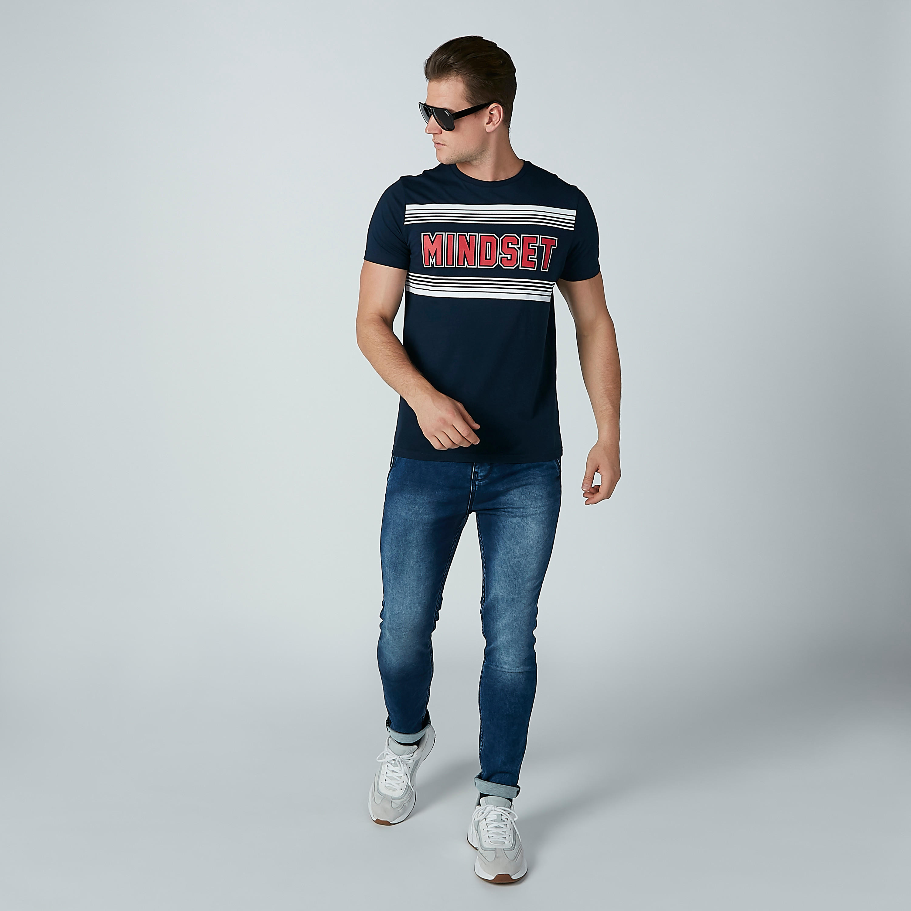 تيشيرت بأكمام قصيرة وطبعات نصيّة-men-clothing-tshirtsandpolos-tshirts-image-2
