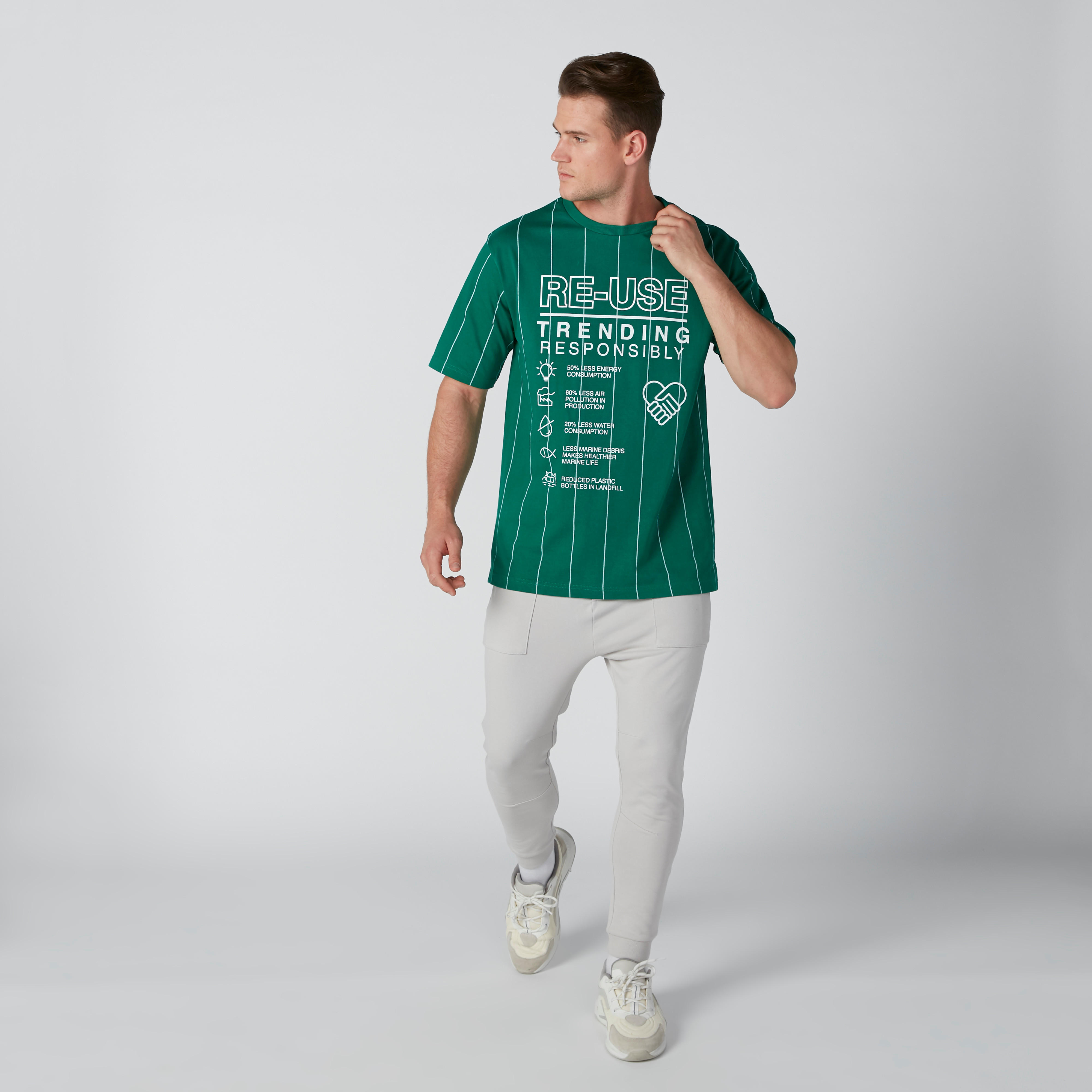 تيشيرت مستدام مقلّم بأكمام قصيرة وطبعات-men-clothing-tshirtsandpolos-tshirts-image-1