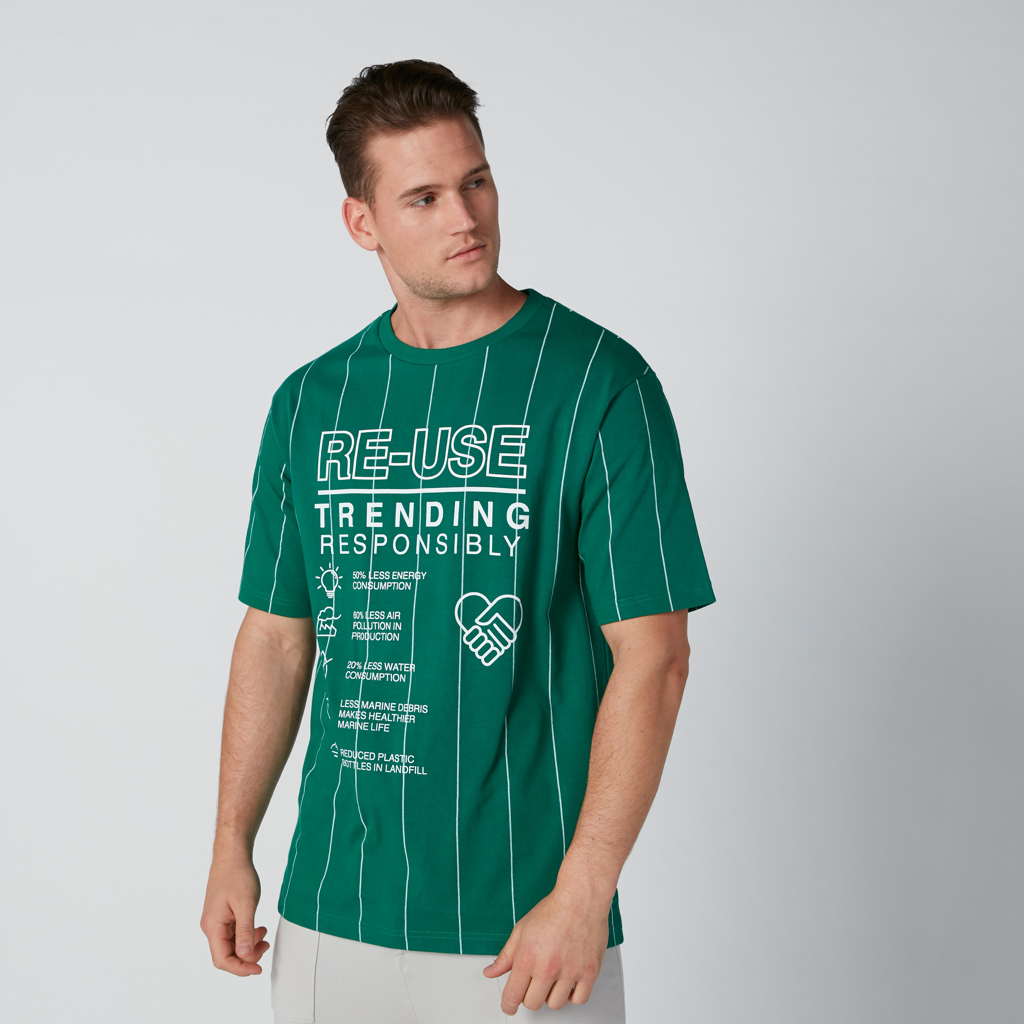 تيشيرت مستدام مقلّم بأكمام قصيرة وطبعات-men-clothing-tshirtsandpolos-tshirts-image-2