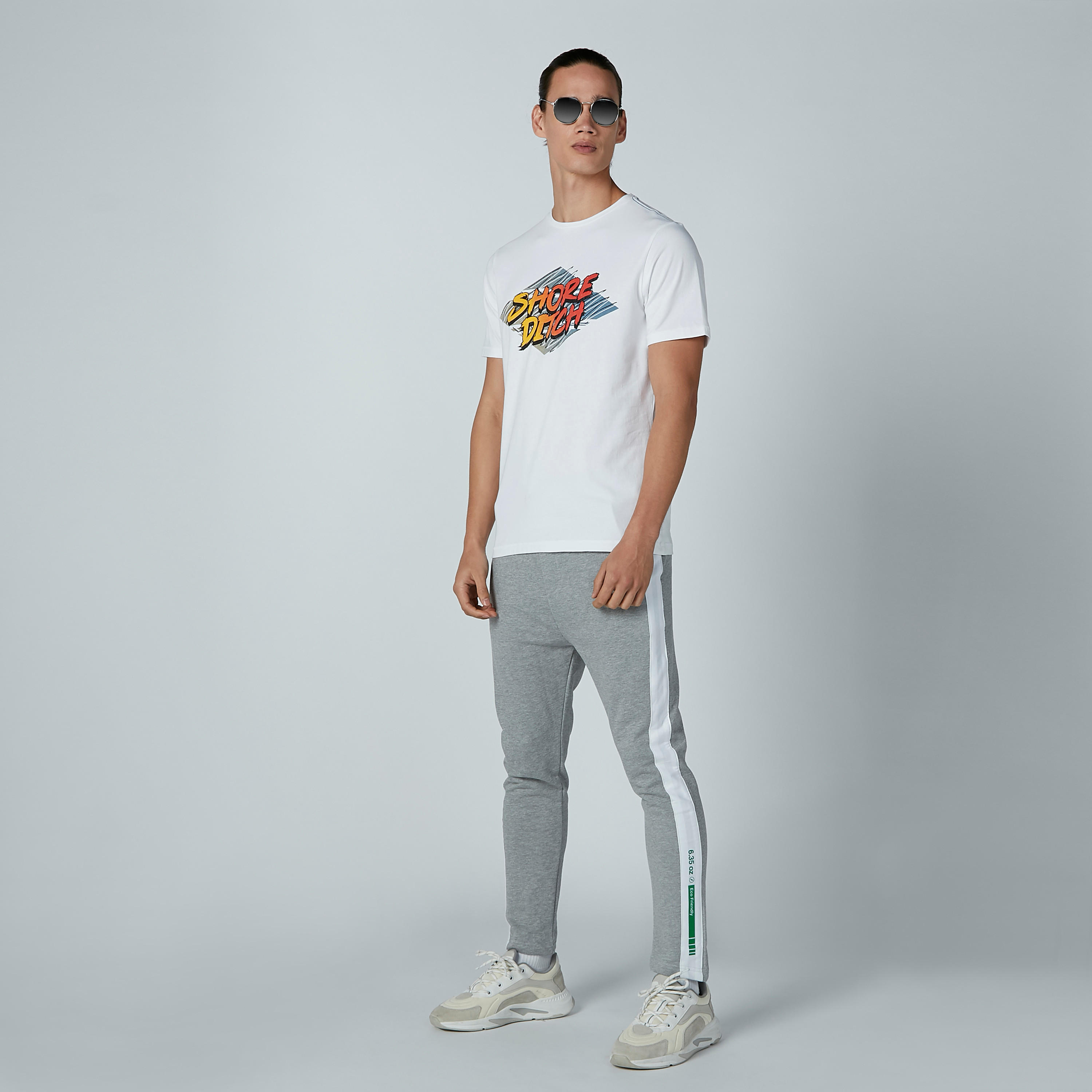 بنطال رياضي برباط وخصر متوسط الارتفاع وشريطة وطبعات-men-clothing-bottoms-trousersandchinos-trousers-image-1