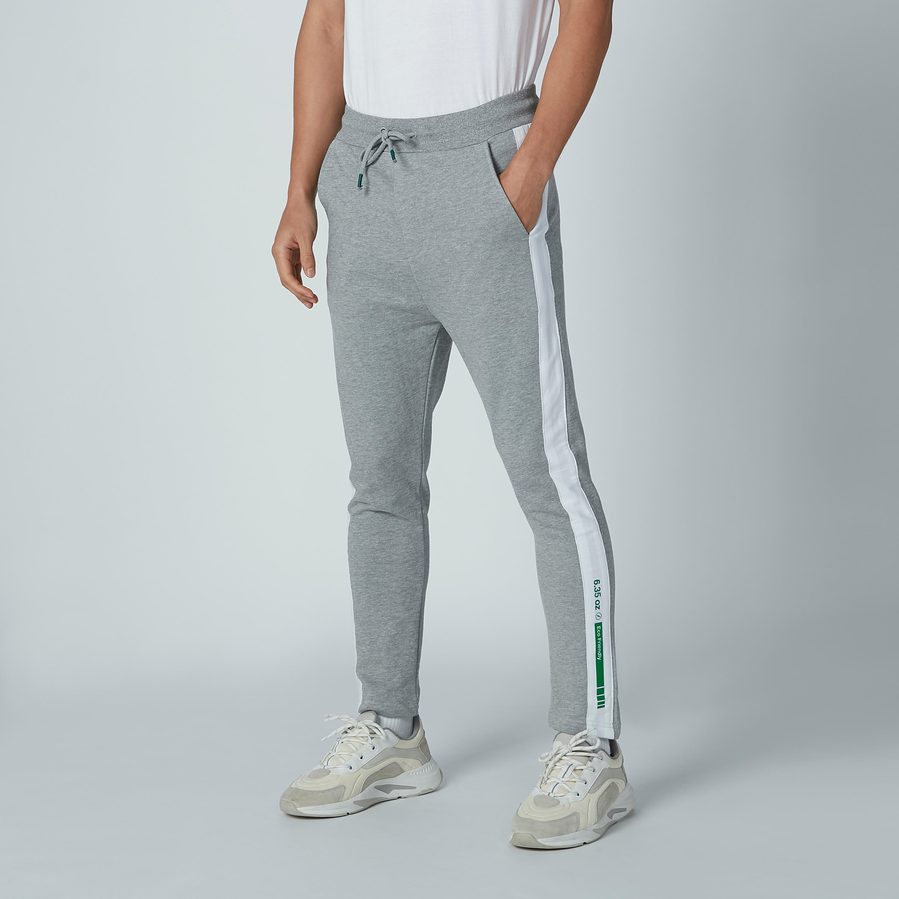 بنطال رياضي برباط وخصر متوسط الارتفاع وشريطة وطبعات-men-clothing-bottoms-trousersandchinos-trousers-image-2