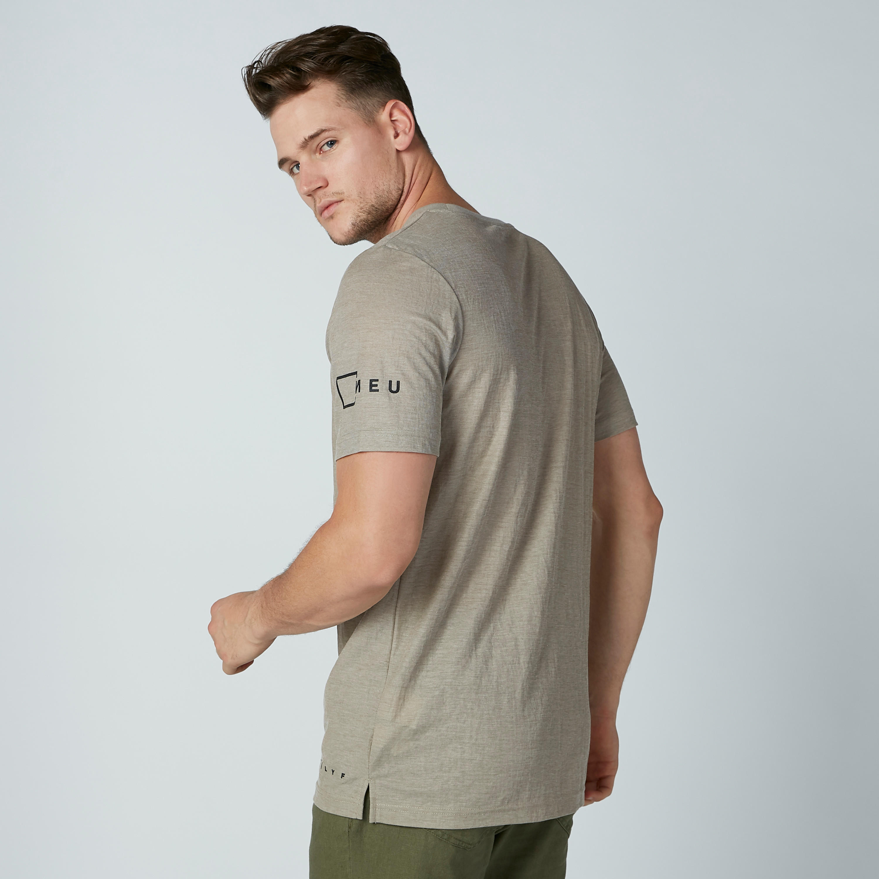 تيشيرت بياقة مستديرة وأكمام قصيرة وطبعات-men-clothing-tshirtsandpolos-tshirts-image-4