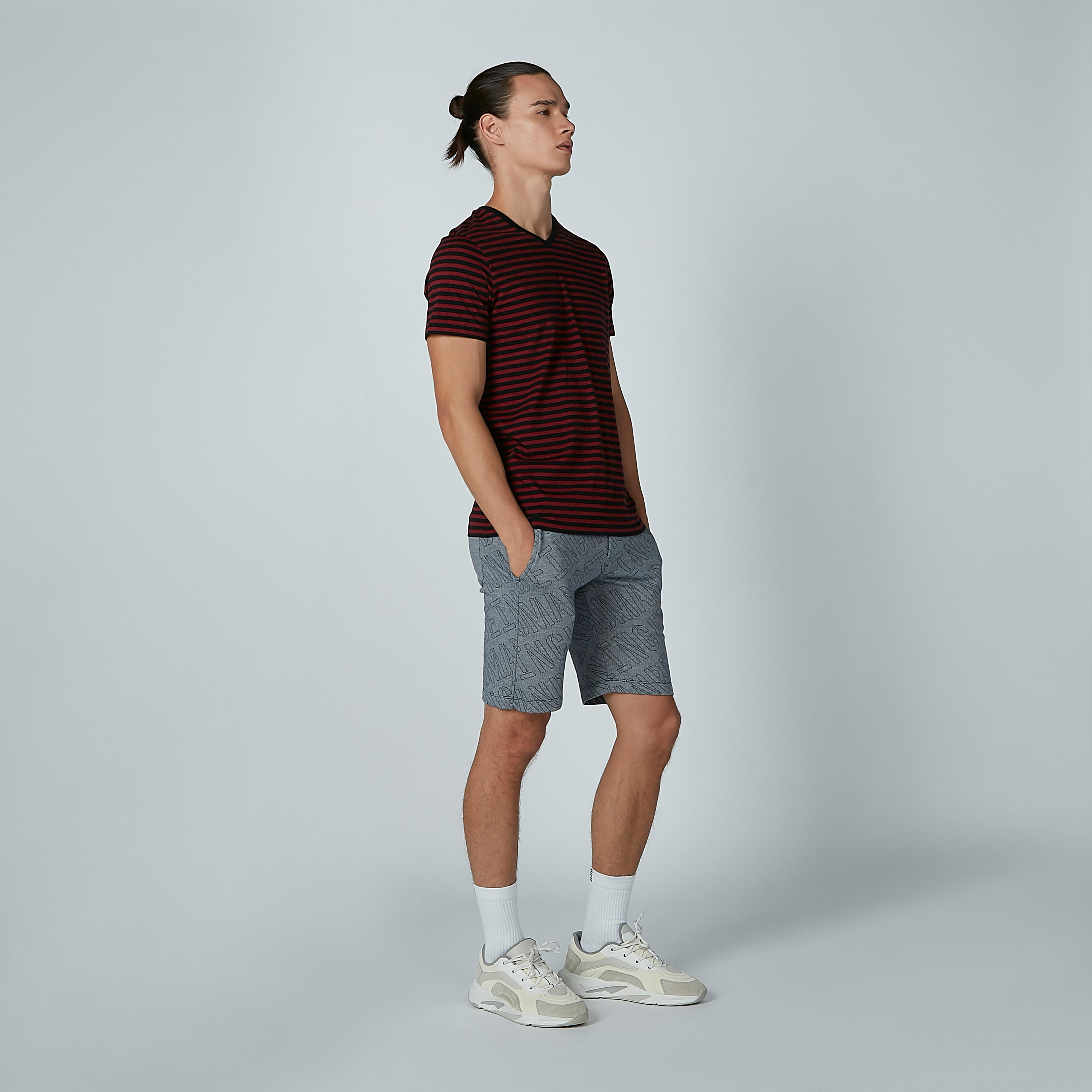 تيشيرت مقلّم بياقة V وأكمام قصيرة-men-clothing-tshirtsandpolos-tshirts-image-1