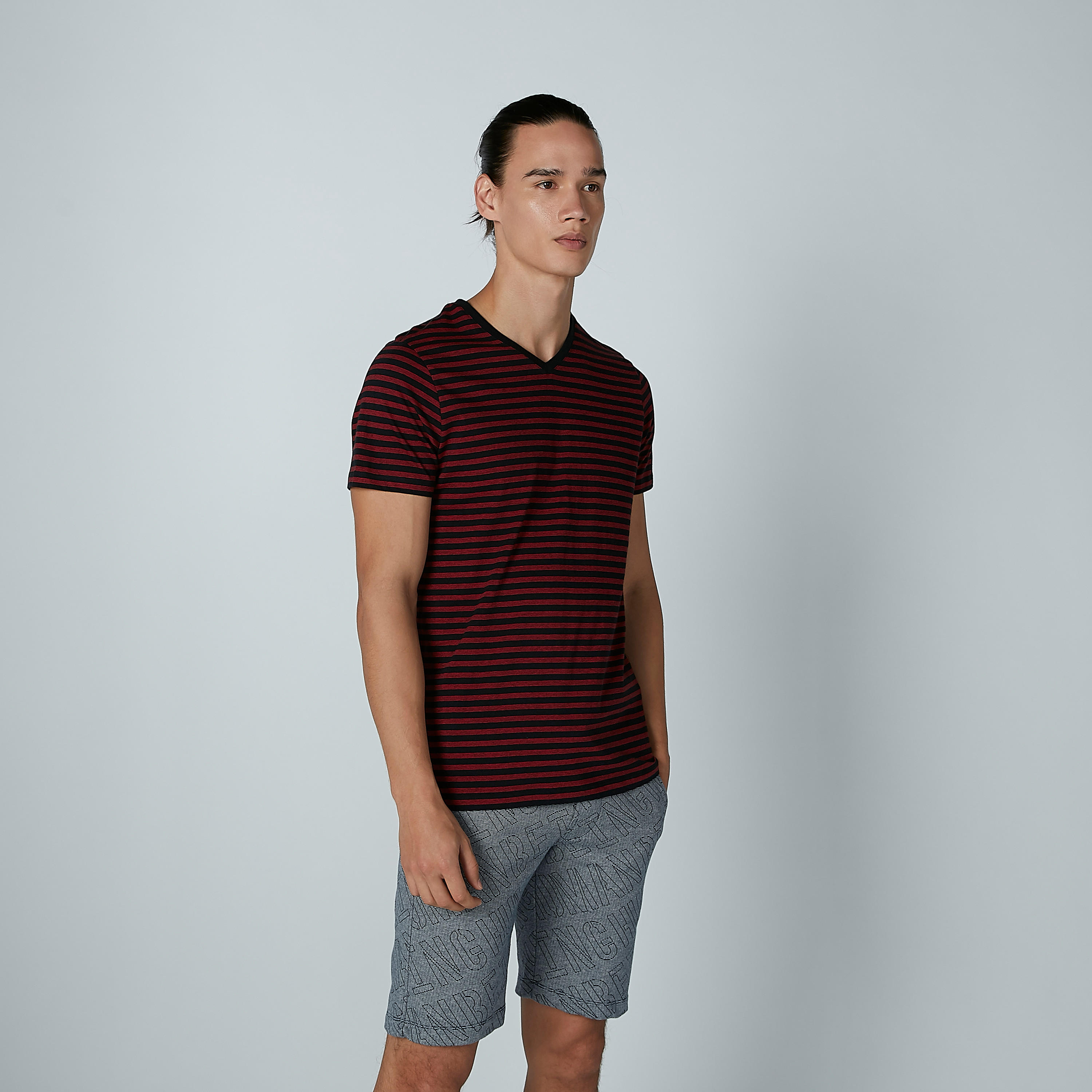 تيشيرت مقلّم بياقة V وأكمام قصيرة-men-clothing-tshirtsandpolos-tshirts-image-2