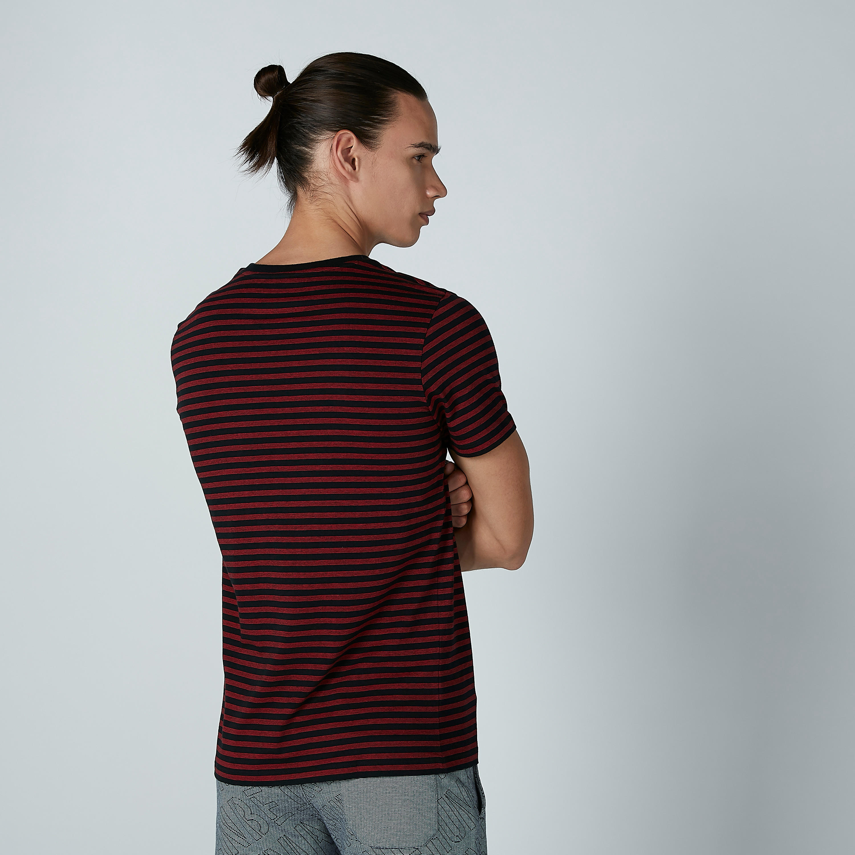 تيشيرت مقلّم بياقة V وأكمام قصيرة-men-clothing-tshirtsandpolos-tshirts-image-3